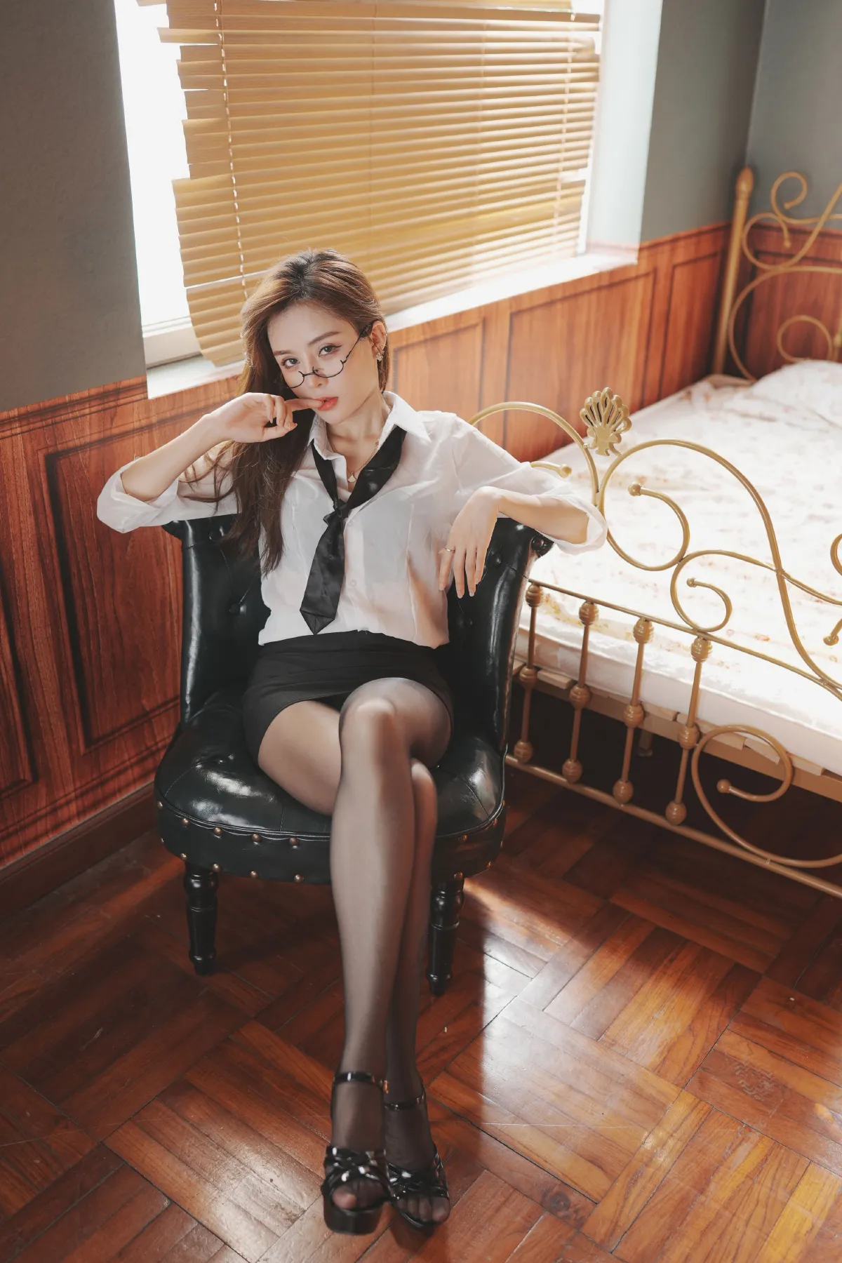 黑丝OL的眼镜魅力：时尚与性感的完美融合