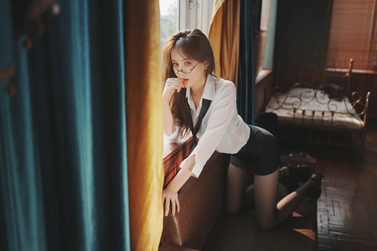 黑丝OL的眼镜魅力：时尚与性感的完美融合