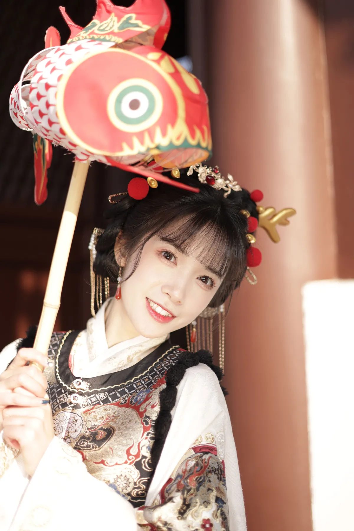 灵龙闹春