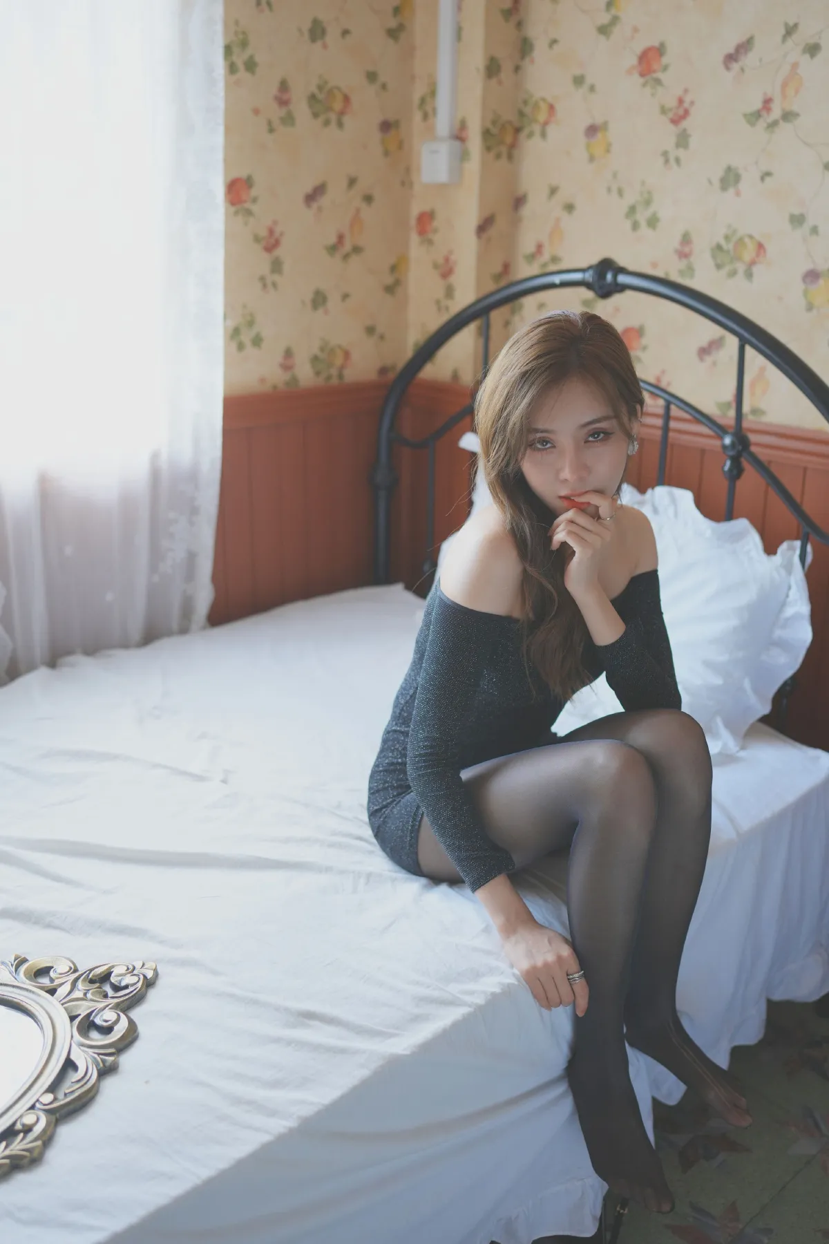 轻私纯欲黑裙写真