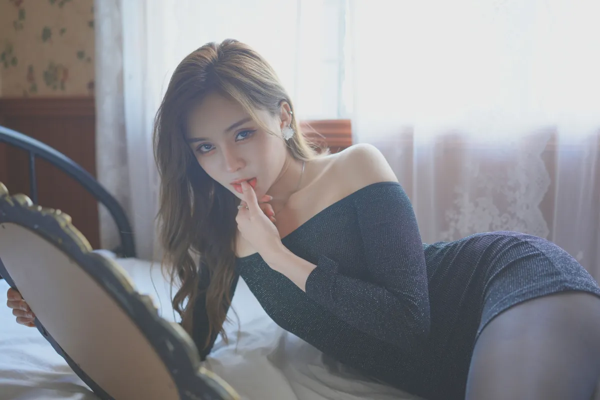 轻私纯欲黑裙写真
