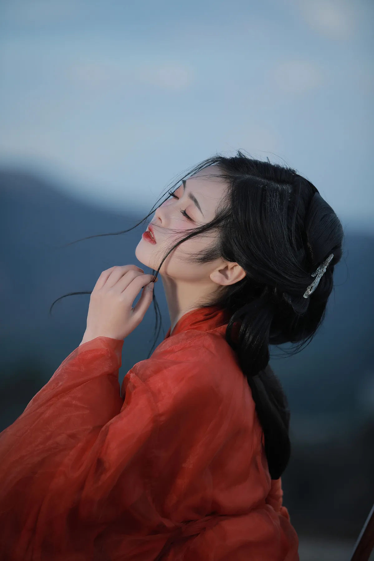 多愁多恨亦悠悠