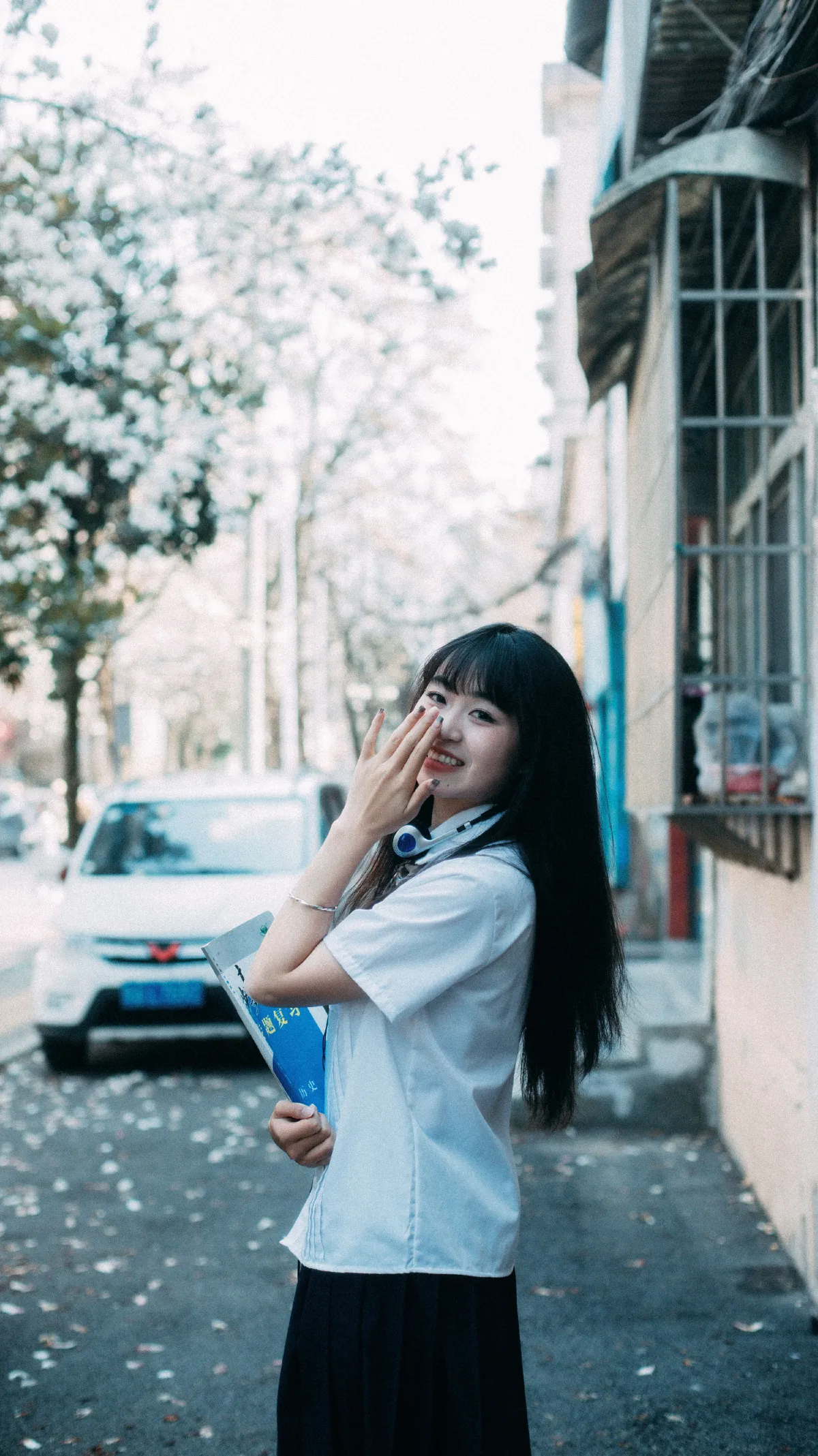 任然盛开的玉兰花街头1