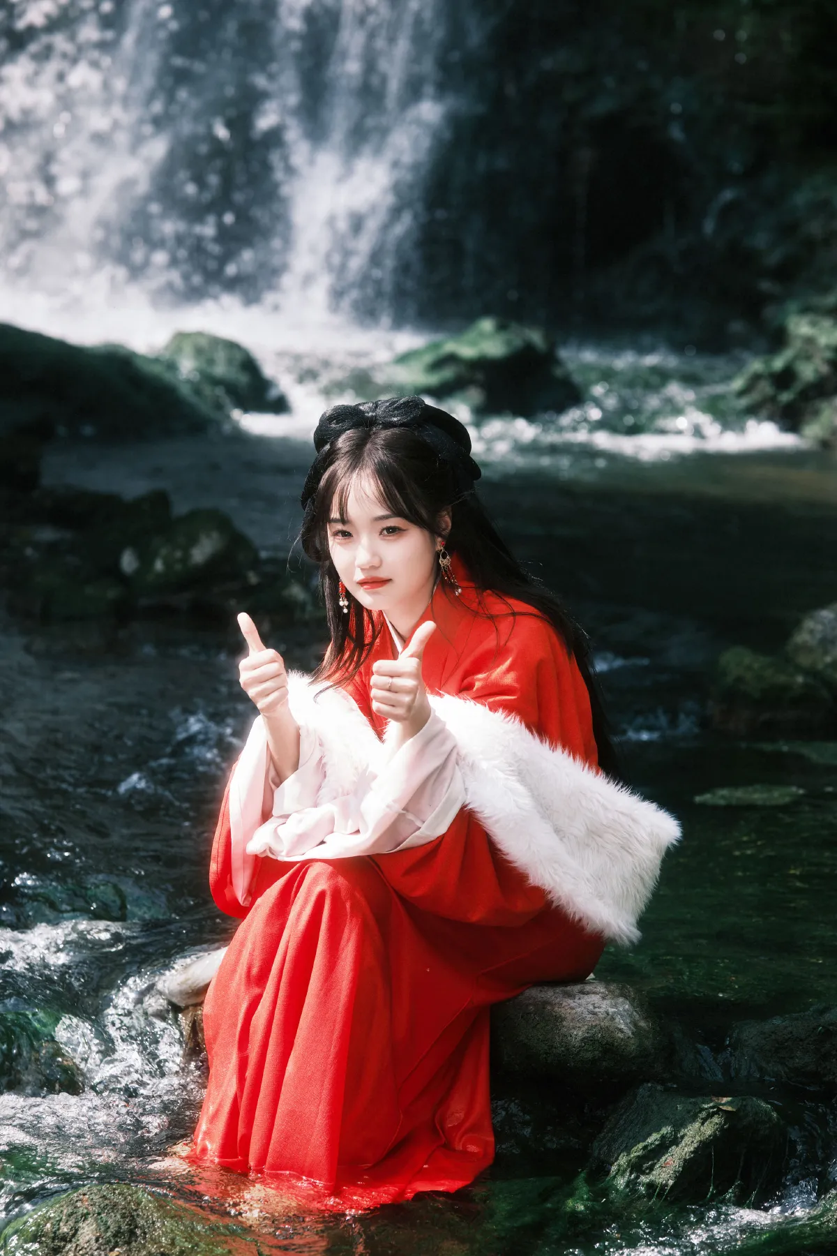瀑布神明少女