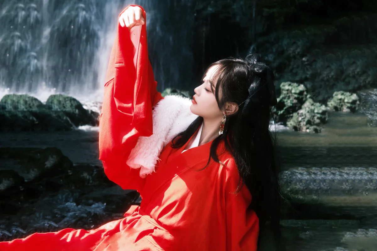 瀑布神明少女