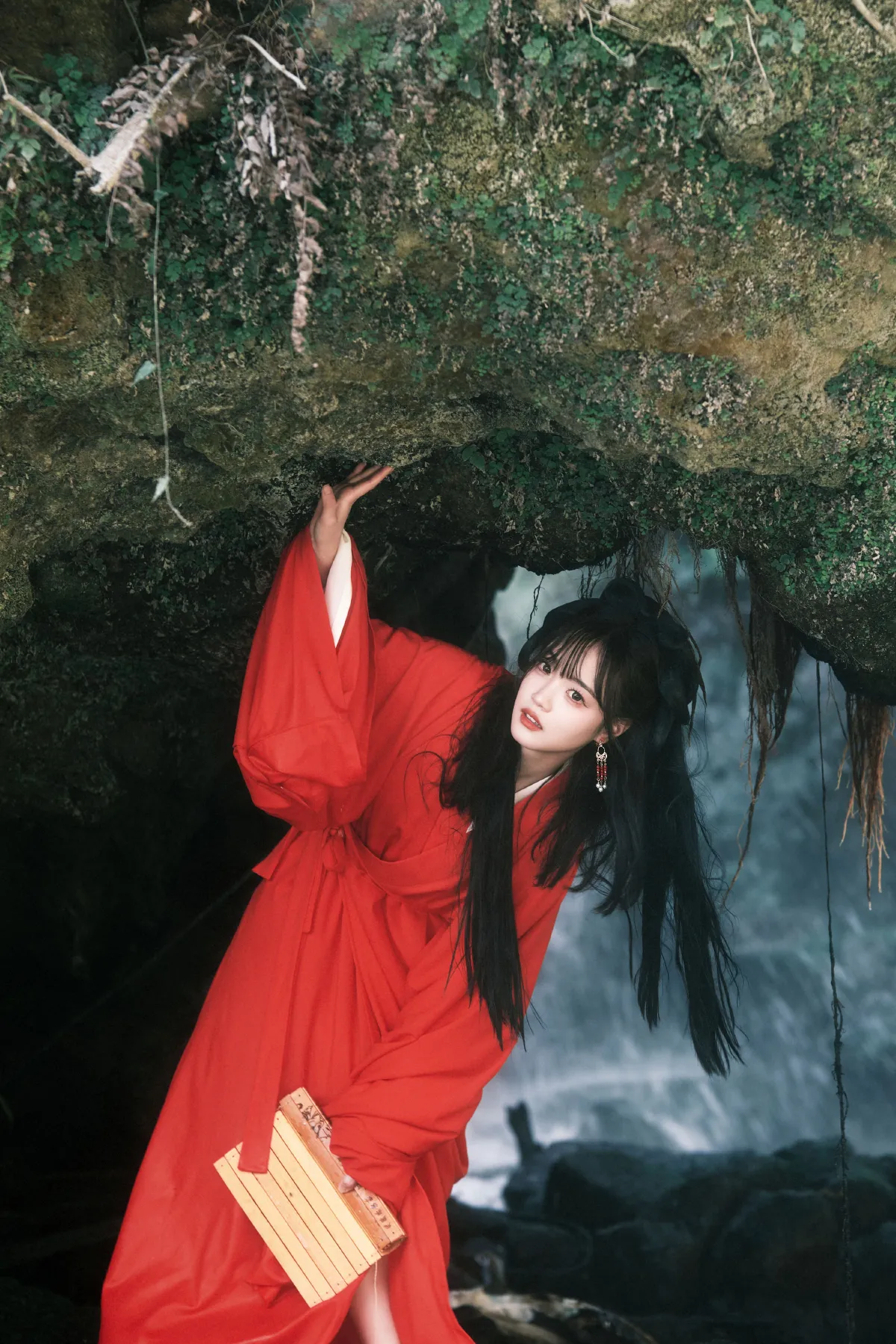 瀑布神明少女