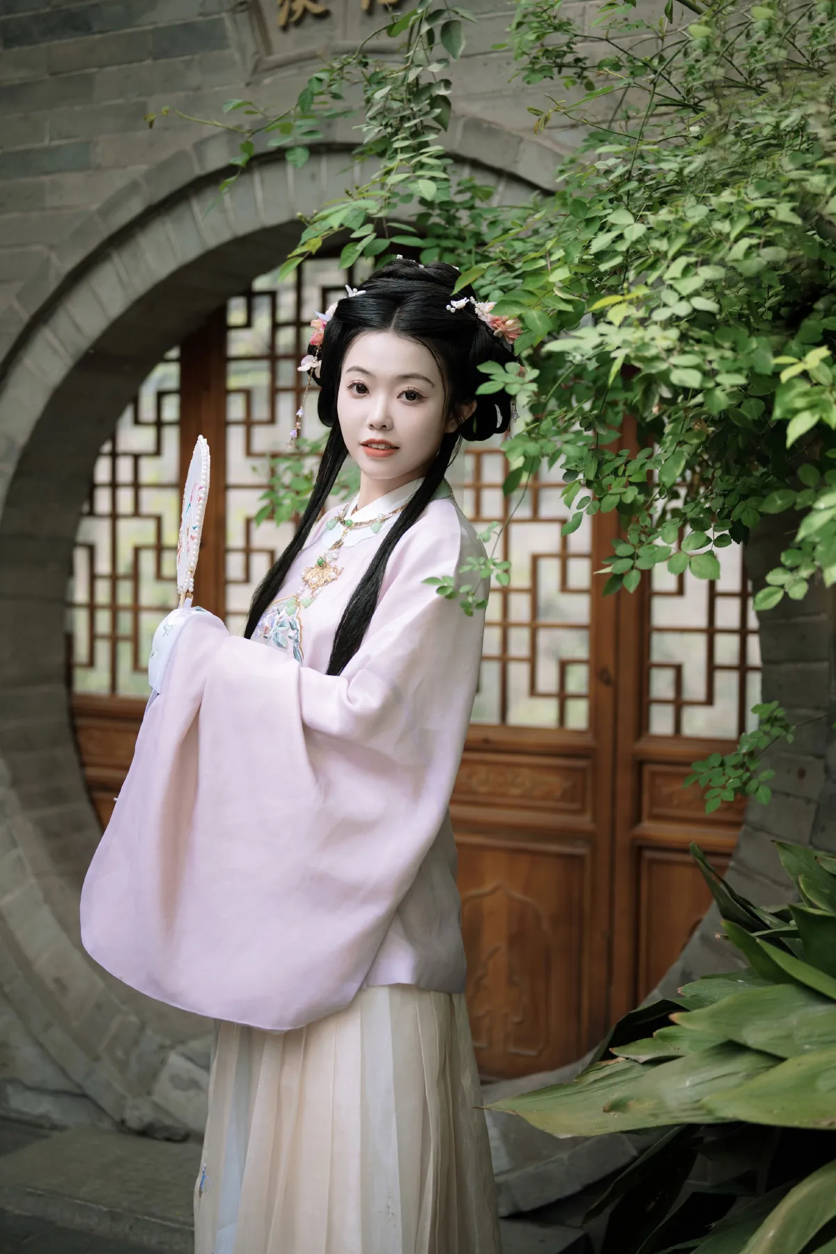 春日宴，绿酒一杯歌一遍
