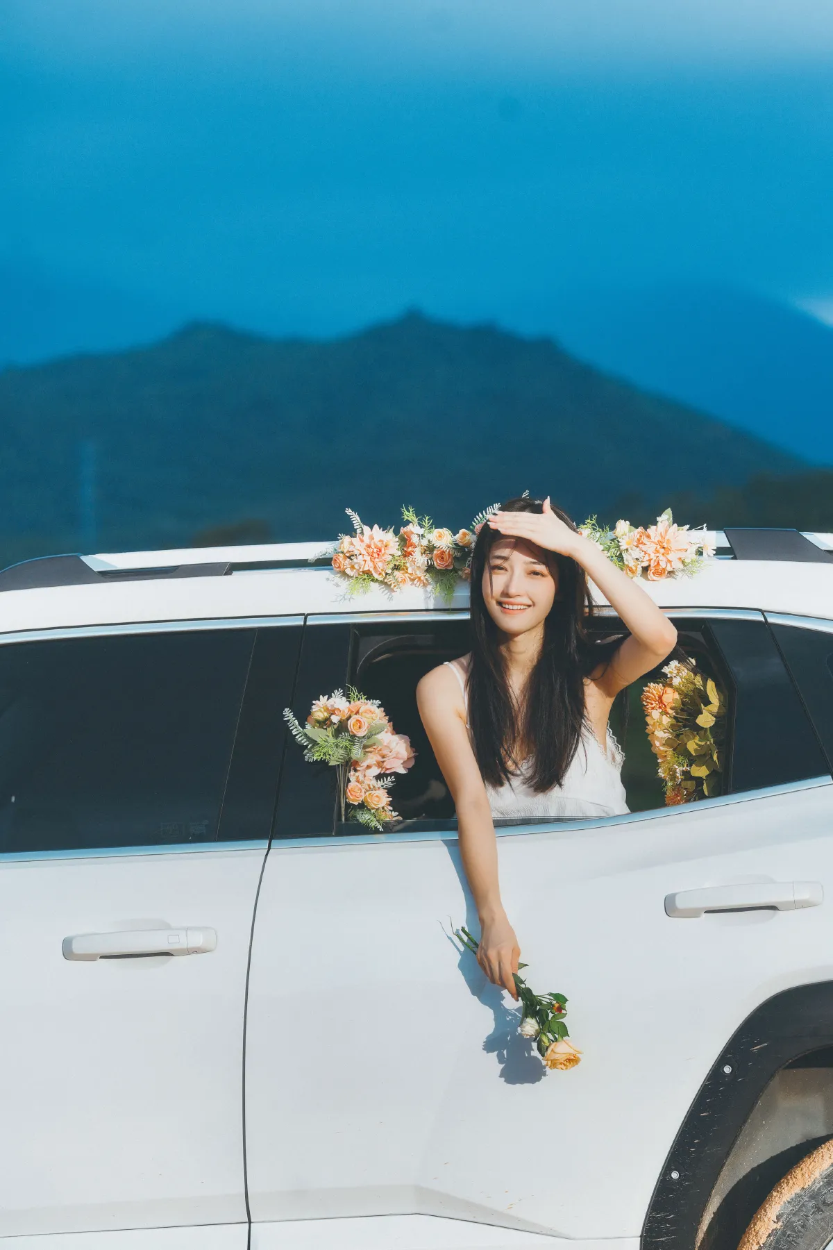 鲜花，车与少女