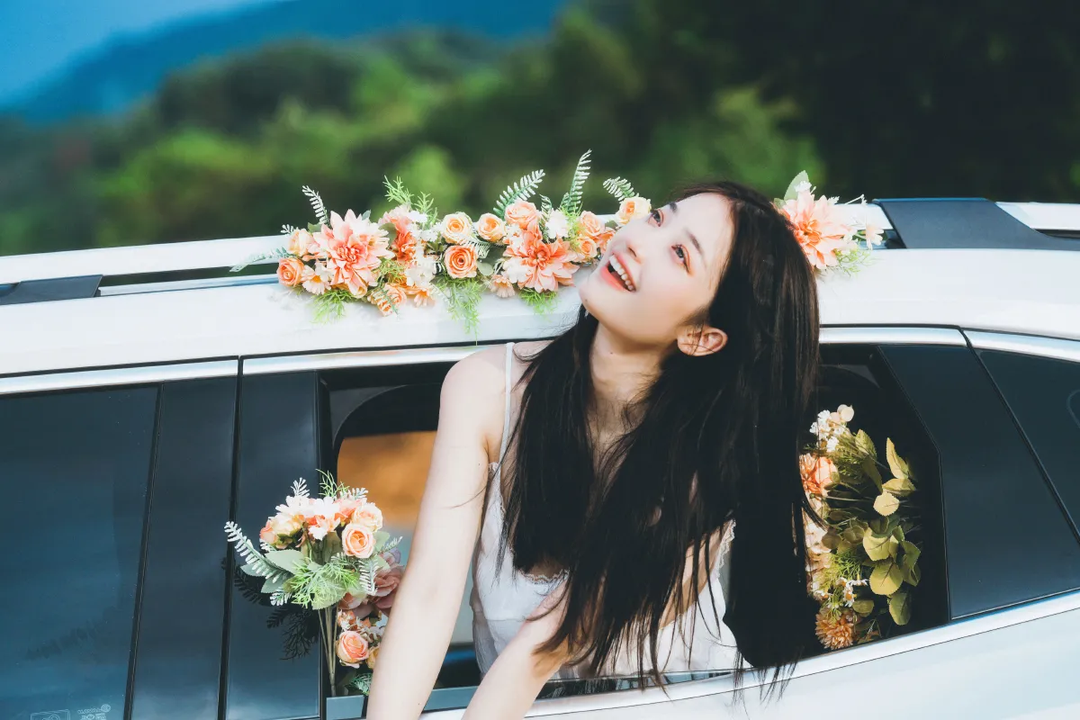鲜花，车与少女