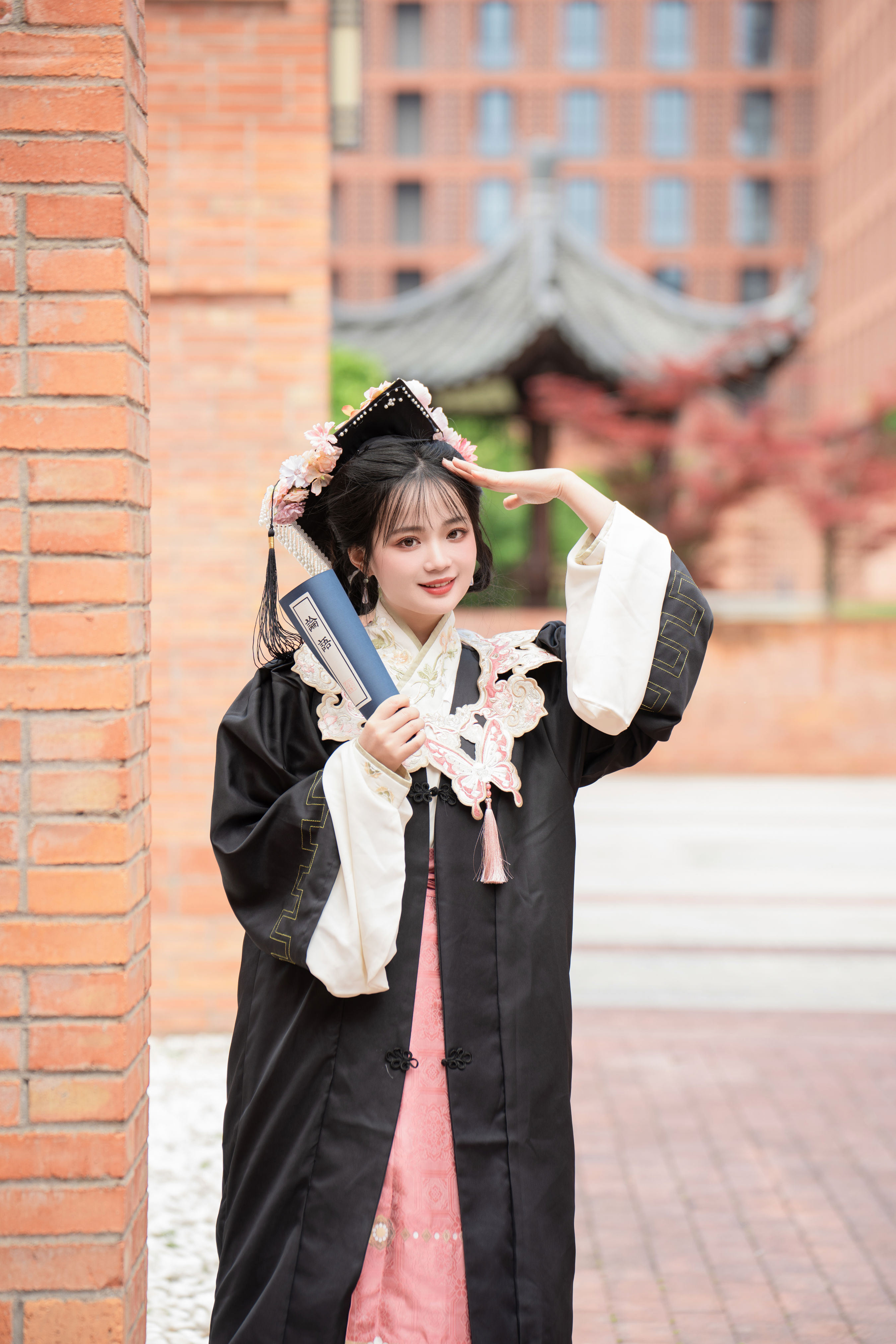 更适合中国人的学士服