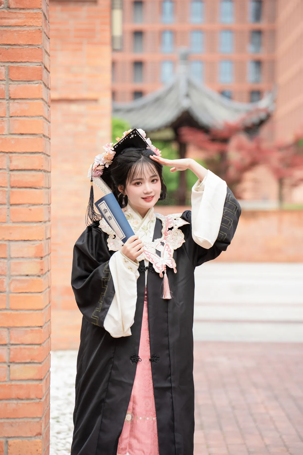 更适合中国人的学士服