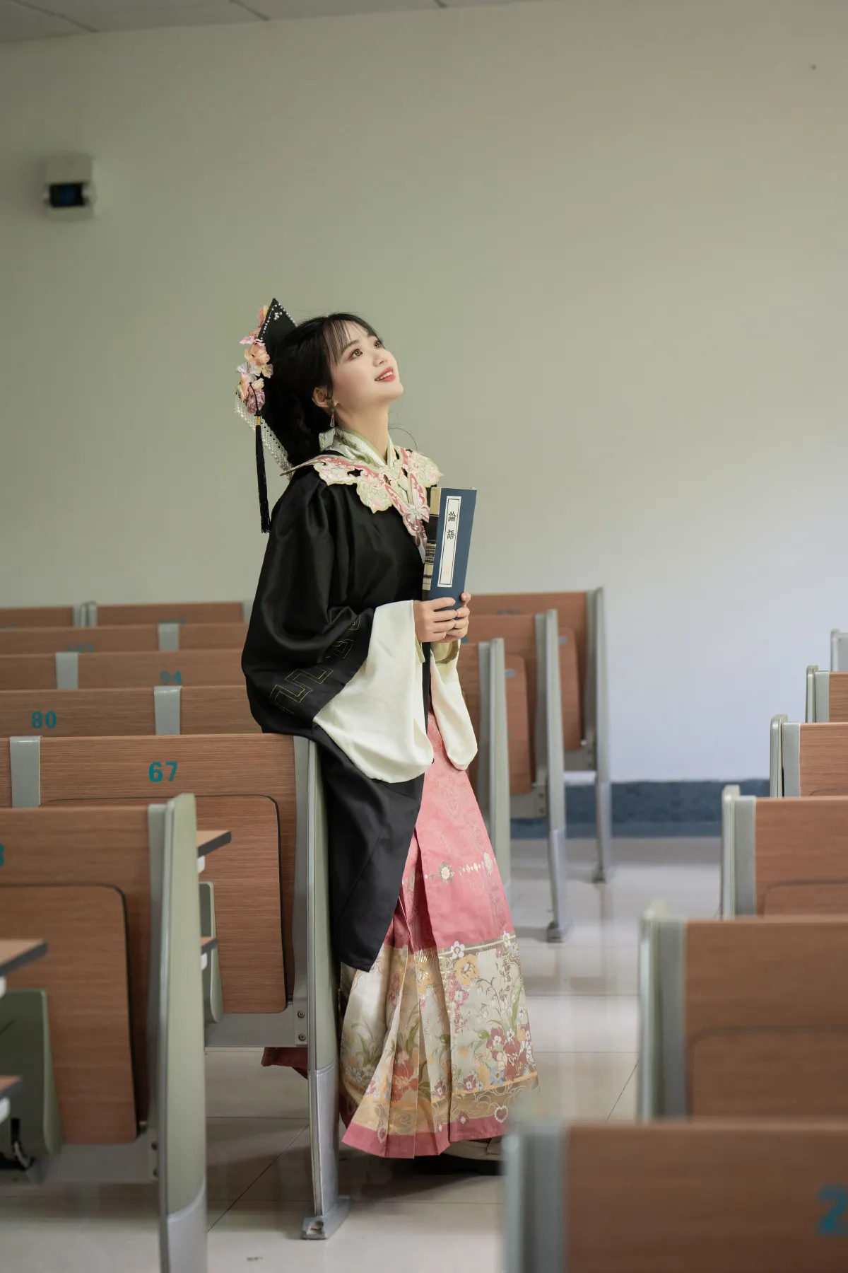 更适合中国人的学士服