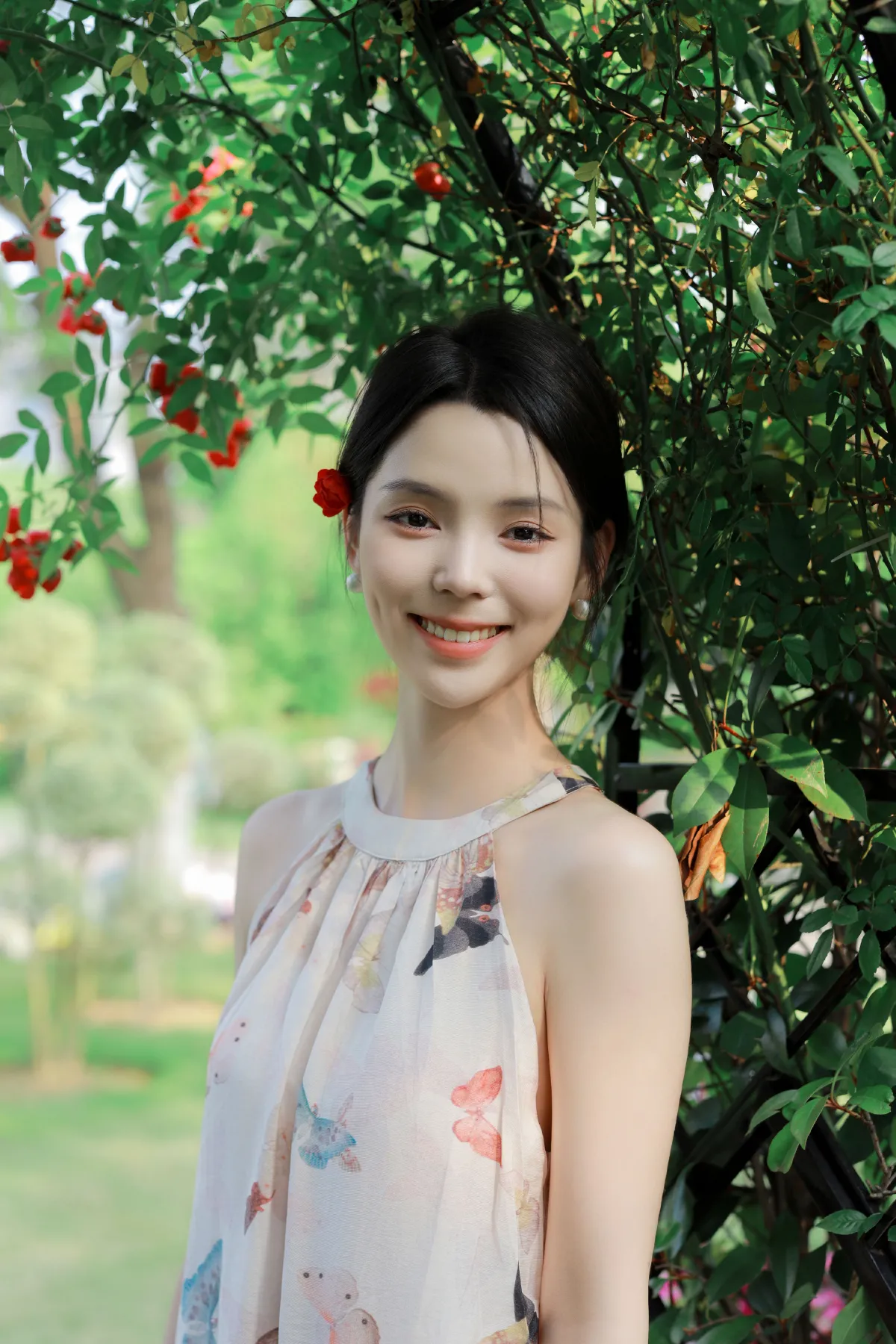 芥茉_小濛《玫瑰园的蝴蝶仙子》美图作品图片2