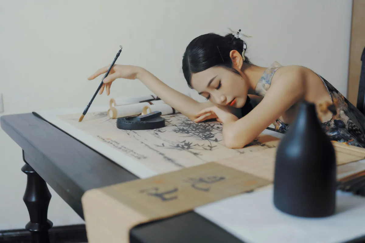 古韵今风：旗袍下的静谧世界