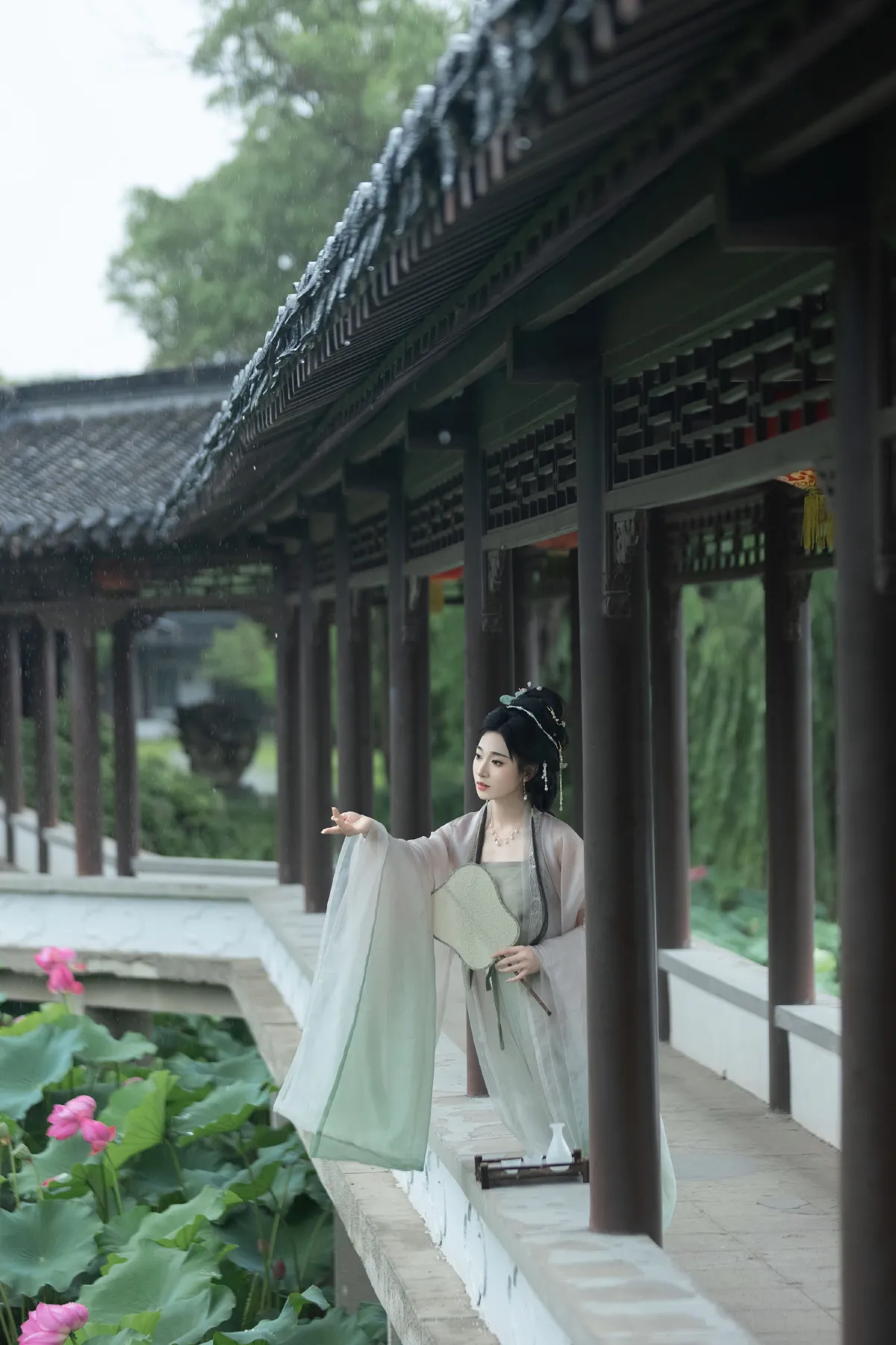 若寒Rock_辣兔头《梅雨赏荷》美图作品图片2