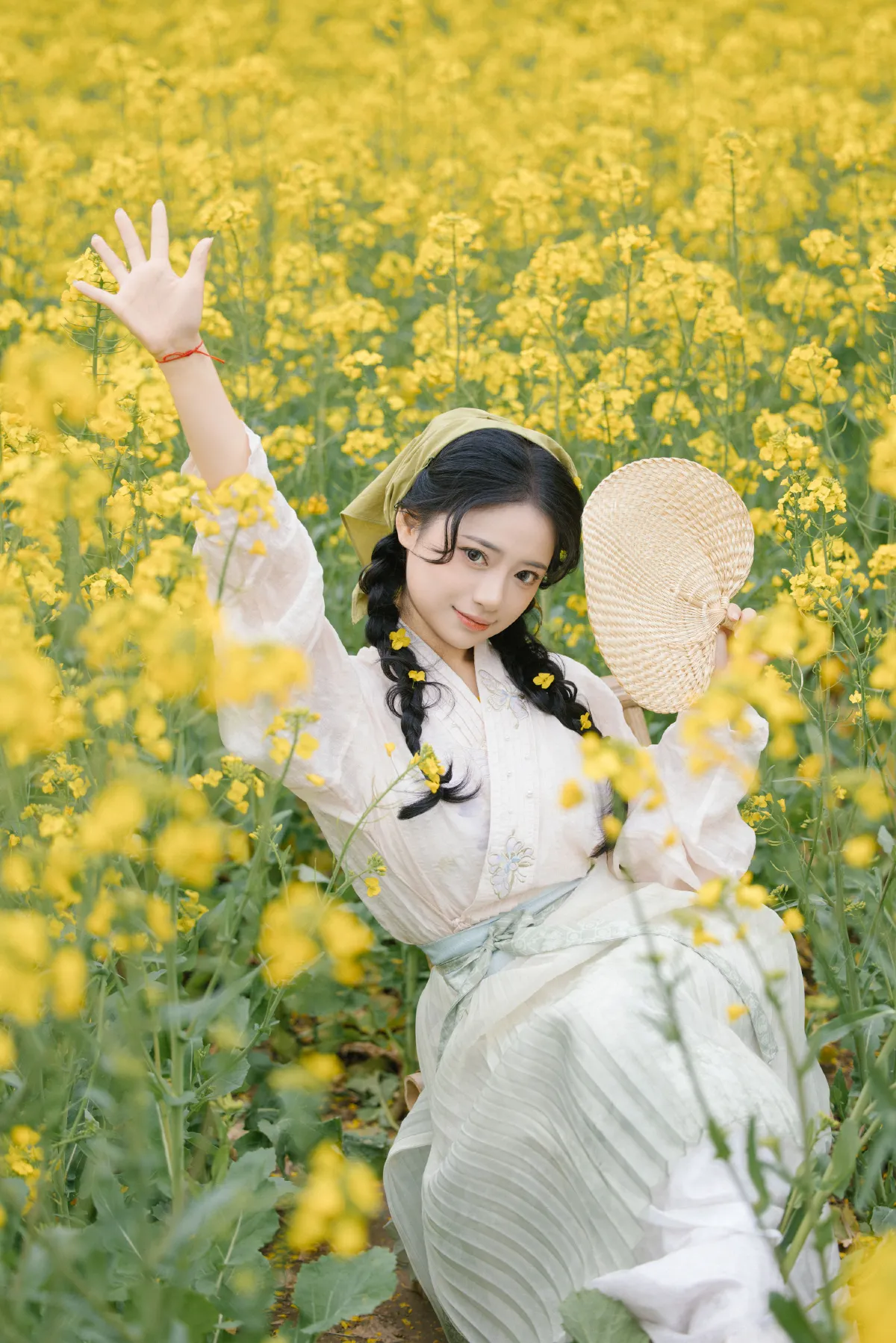 油菜花与少女