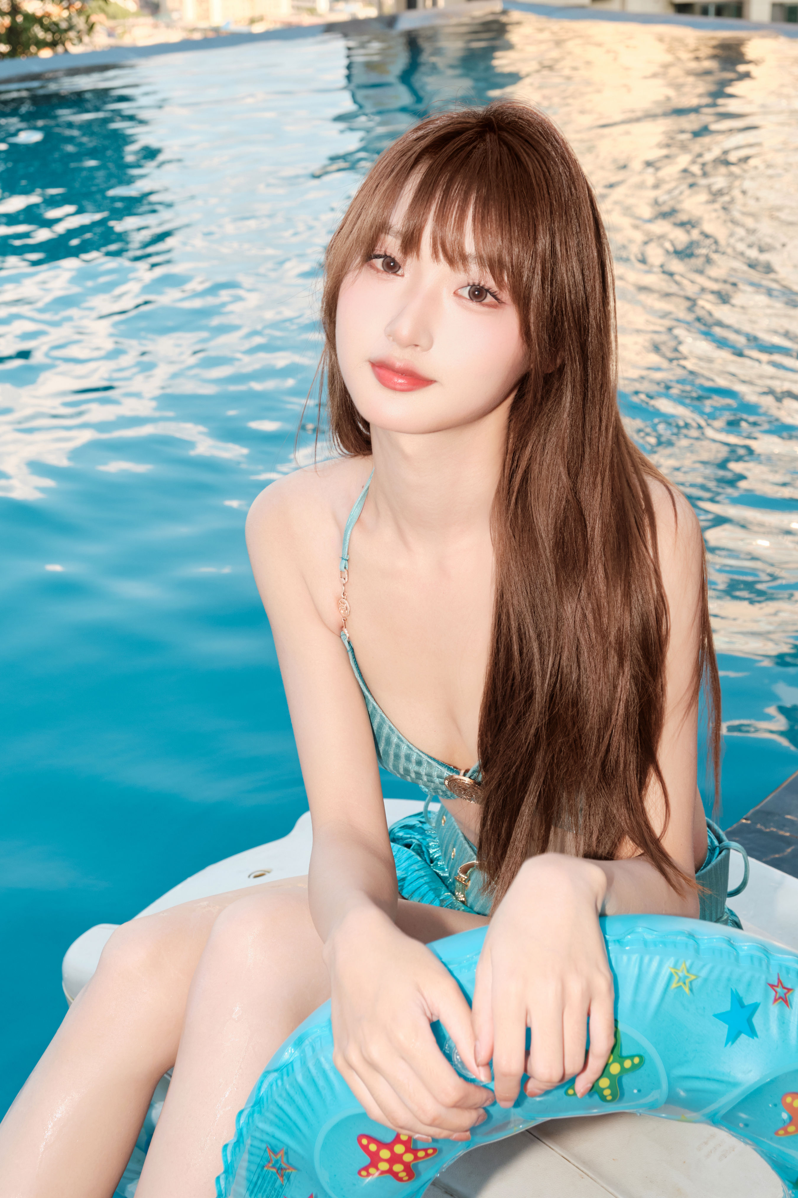 泳池少女