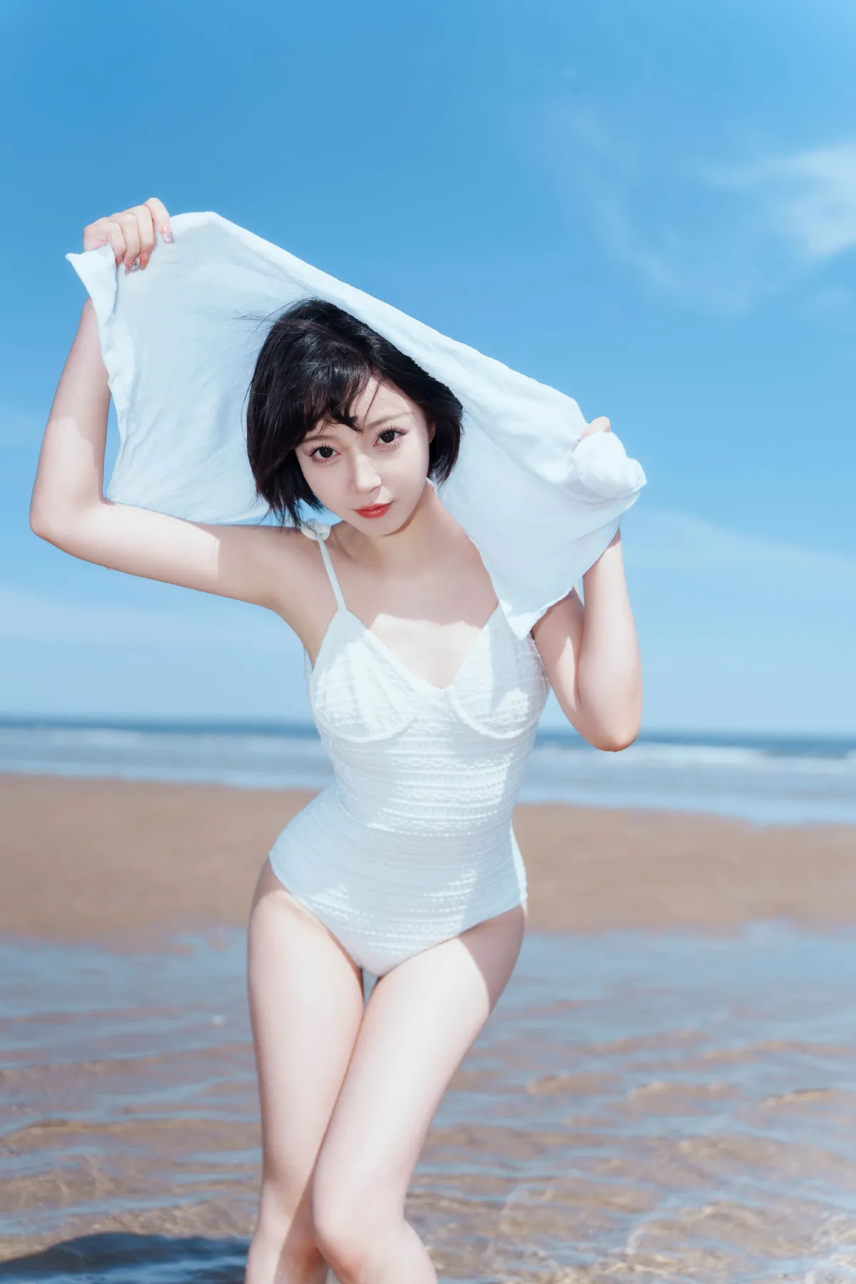 沙滩上的一抹白色