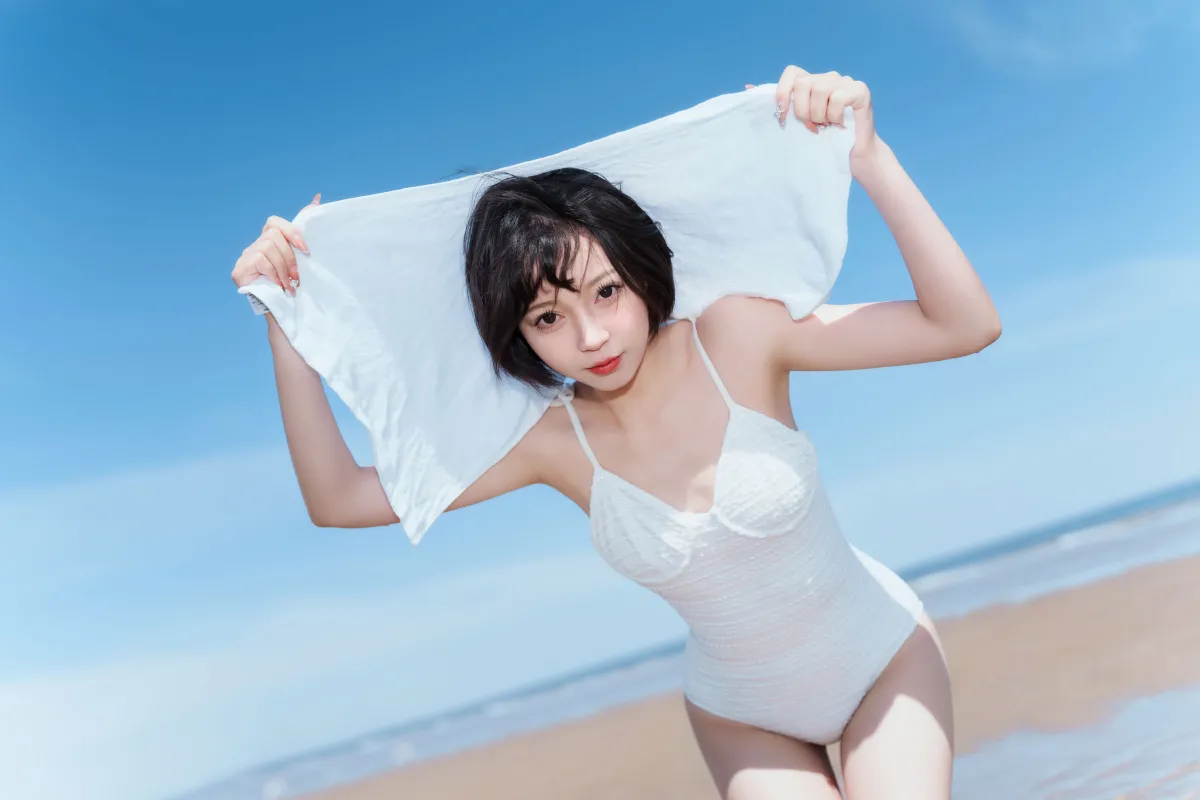 沙滩上的一抹白色