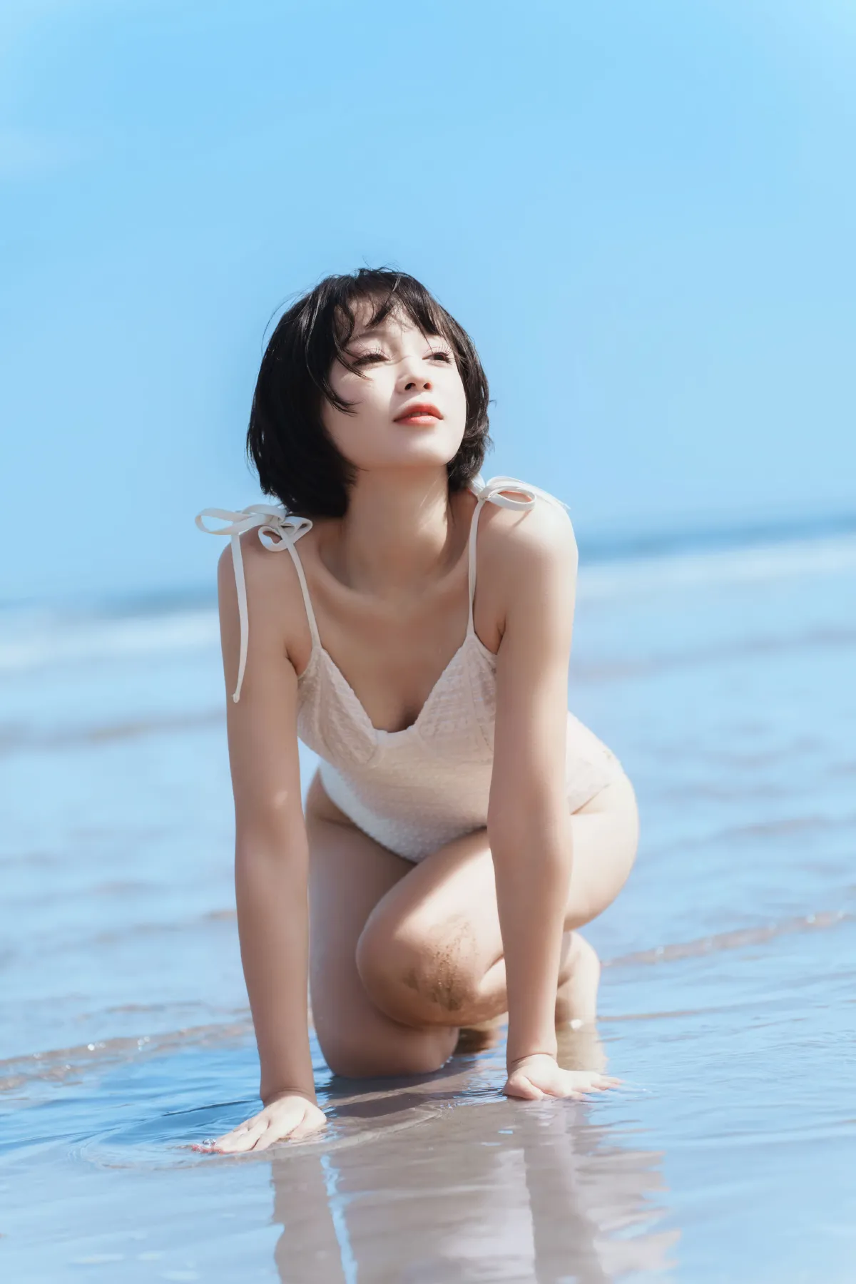 沙滩上的一抹白色