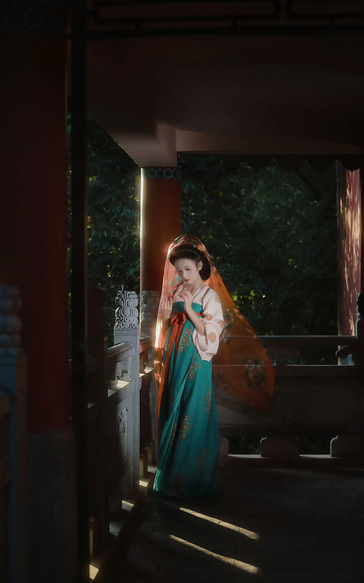 金陵玉殿莺啼晓