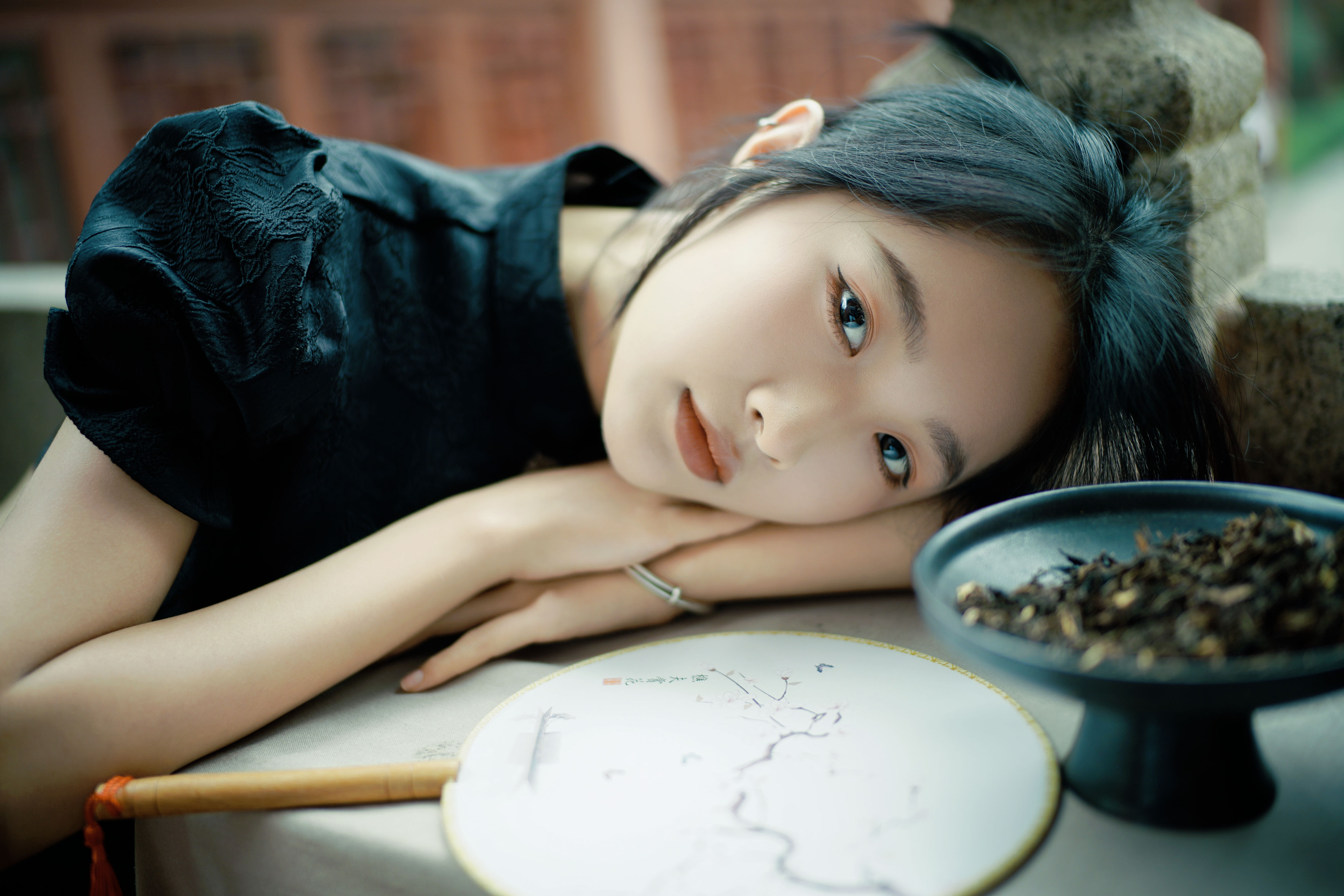 娴静犹如花照水