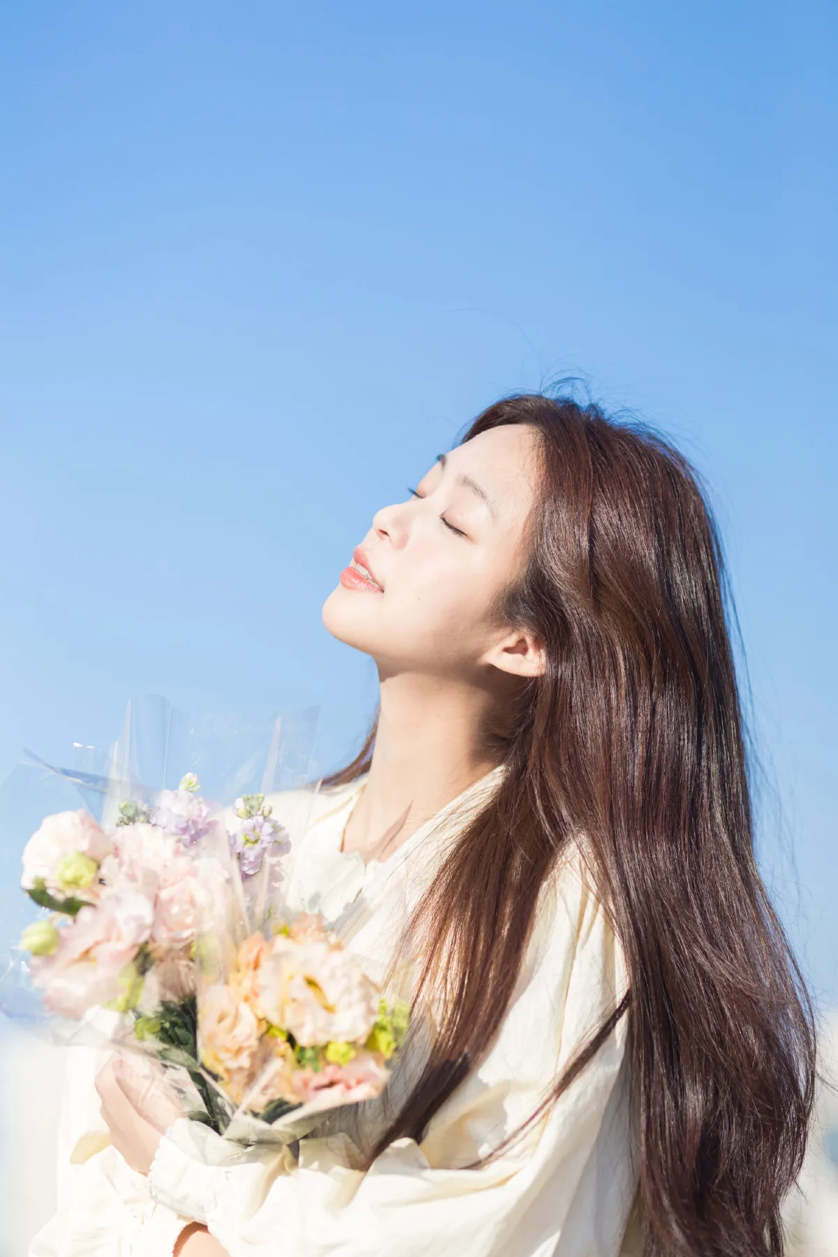明媚的她