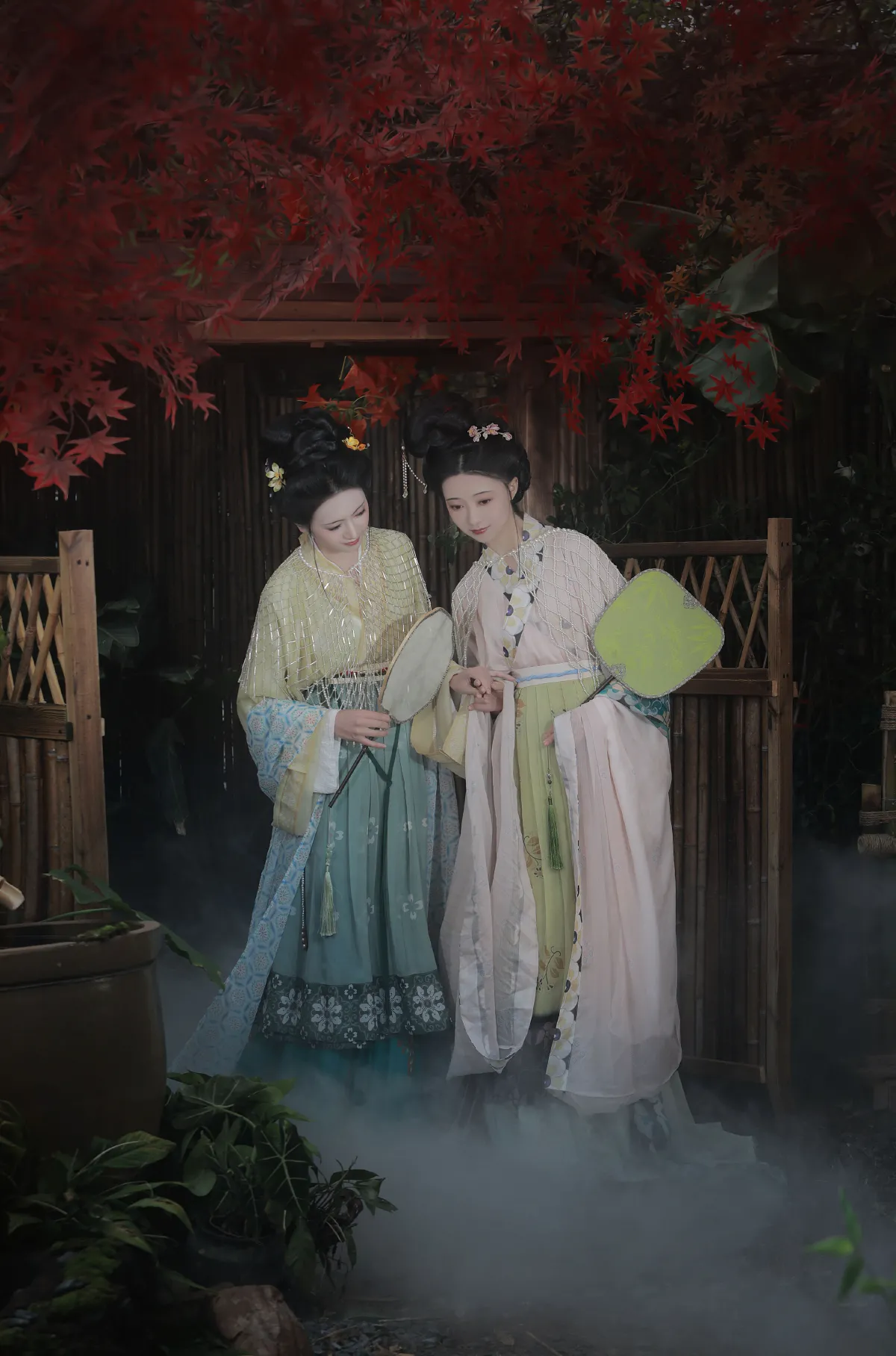 眉目自成诗三百，鬓如春风裁4