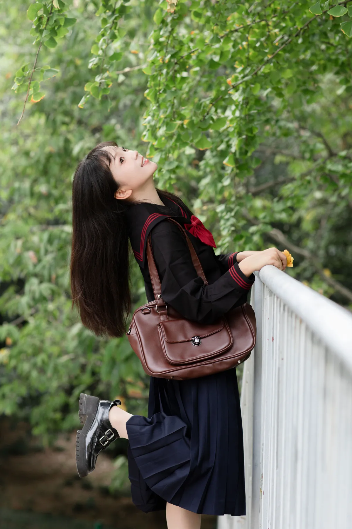树荫下的日系少女