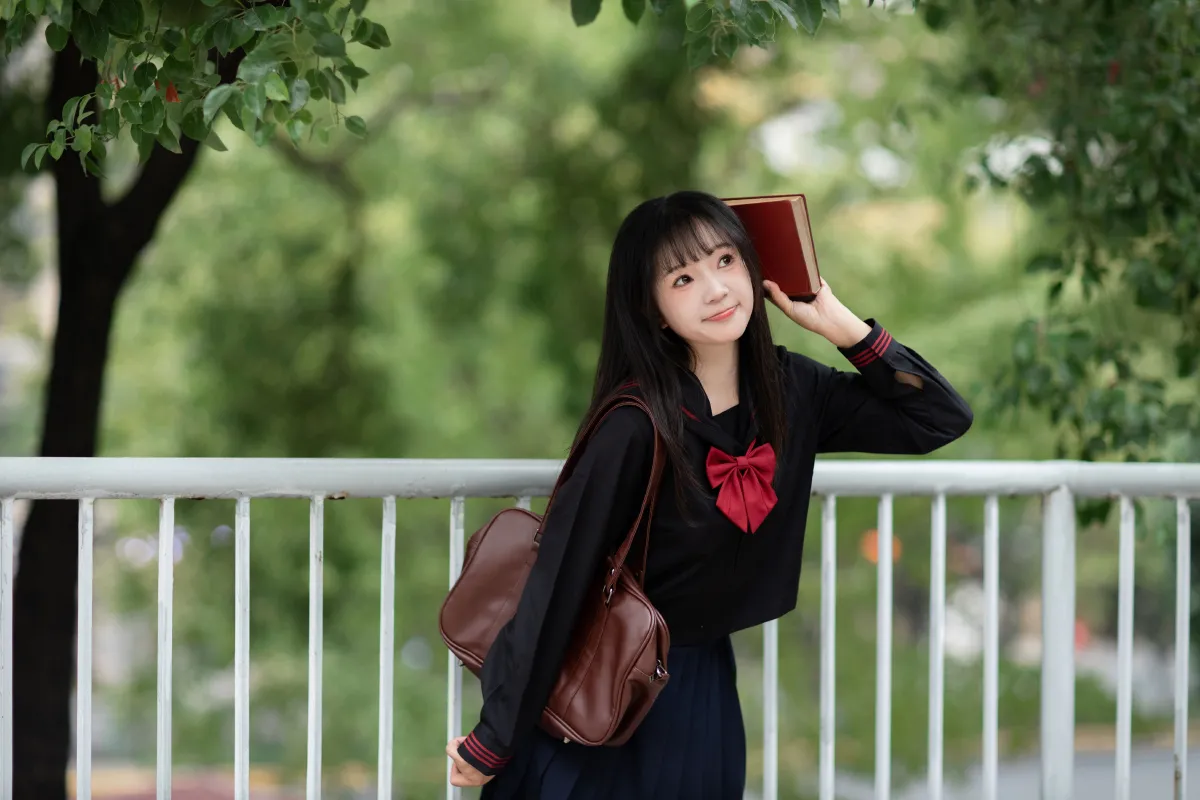 树荫下的日系少女