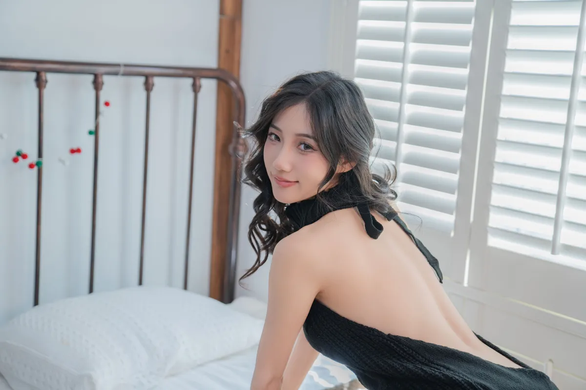 黑色毛衣