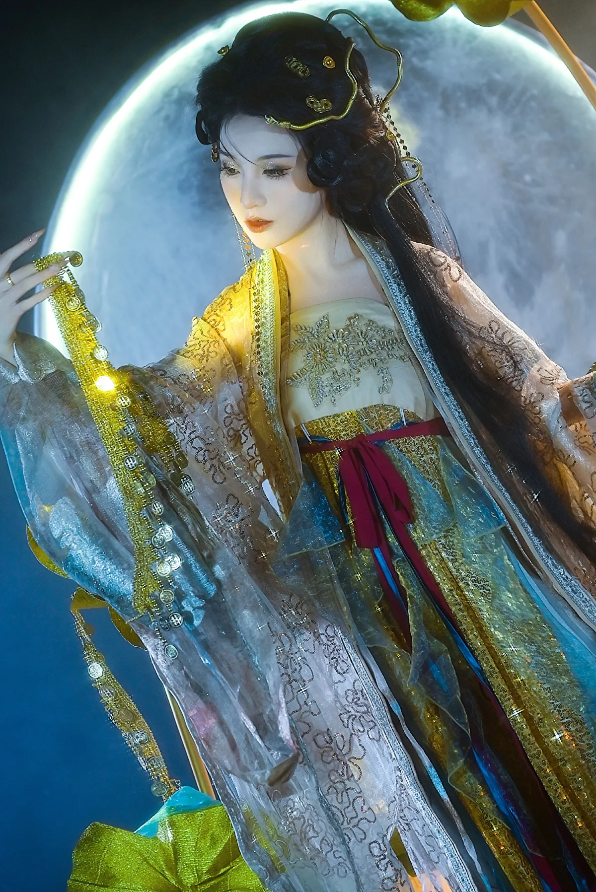 蛇缠金莲