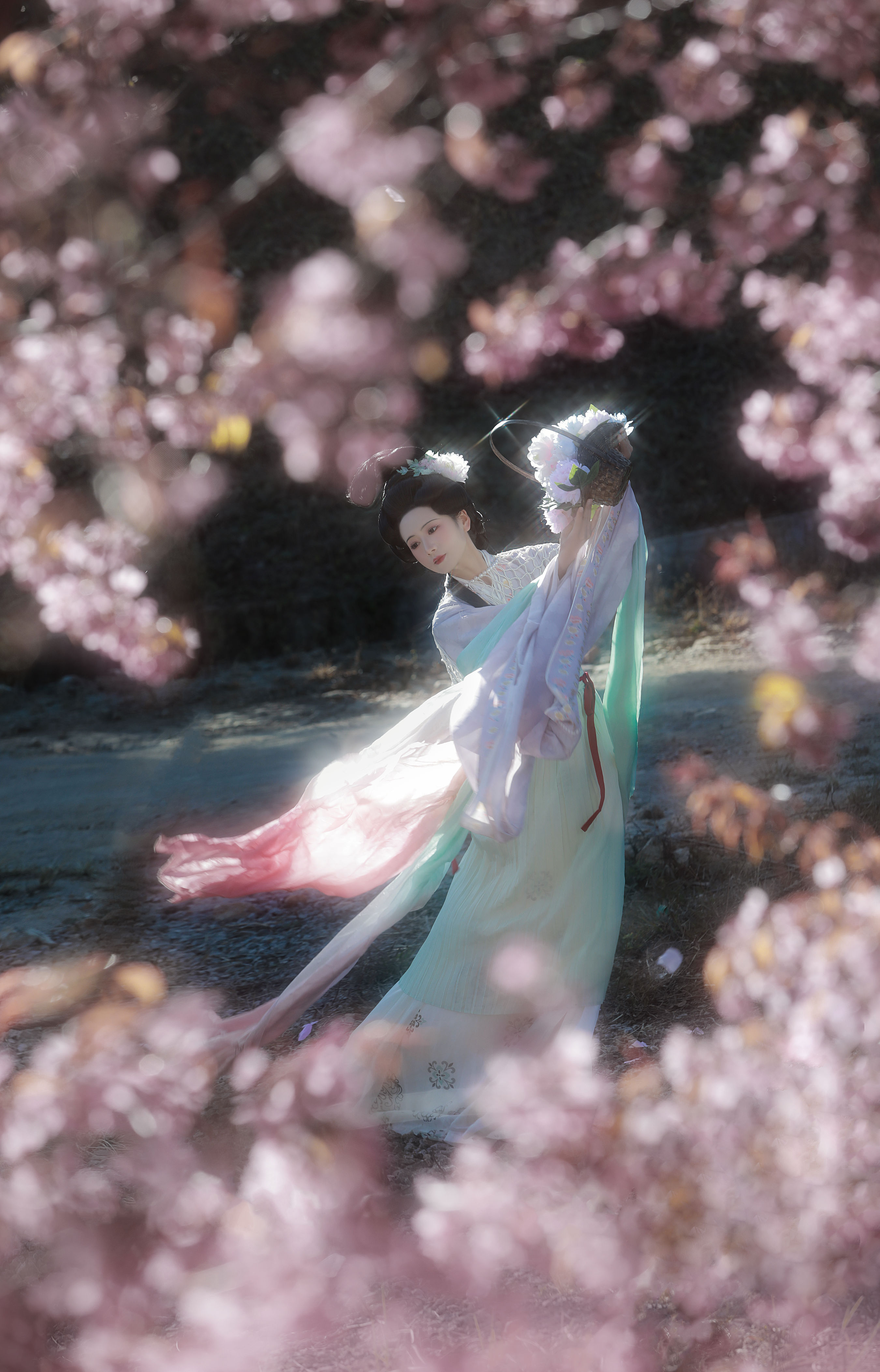 绣面芙蓉一笑开，斜飞宝鸭衬相腮