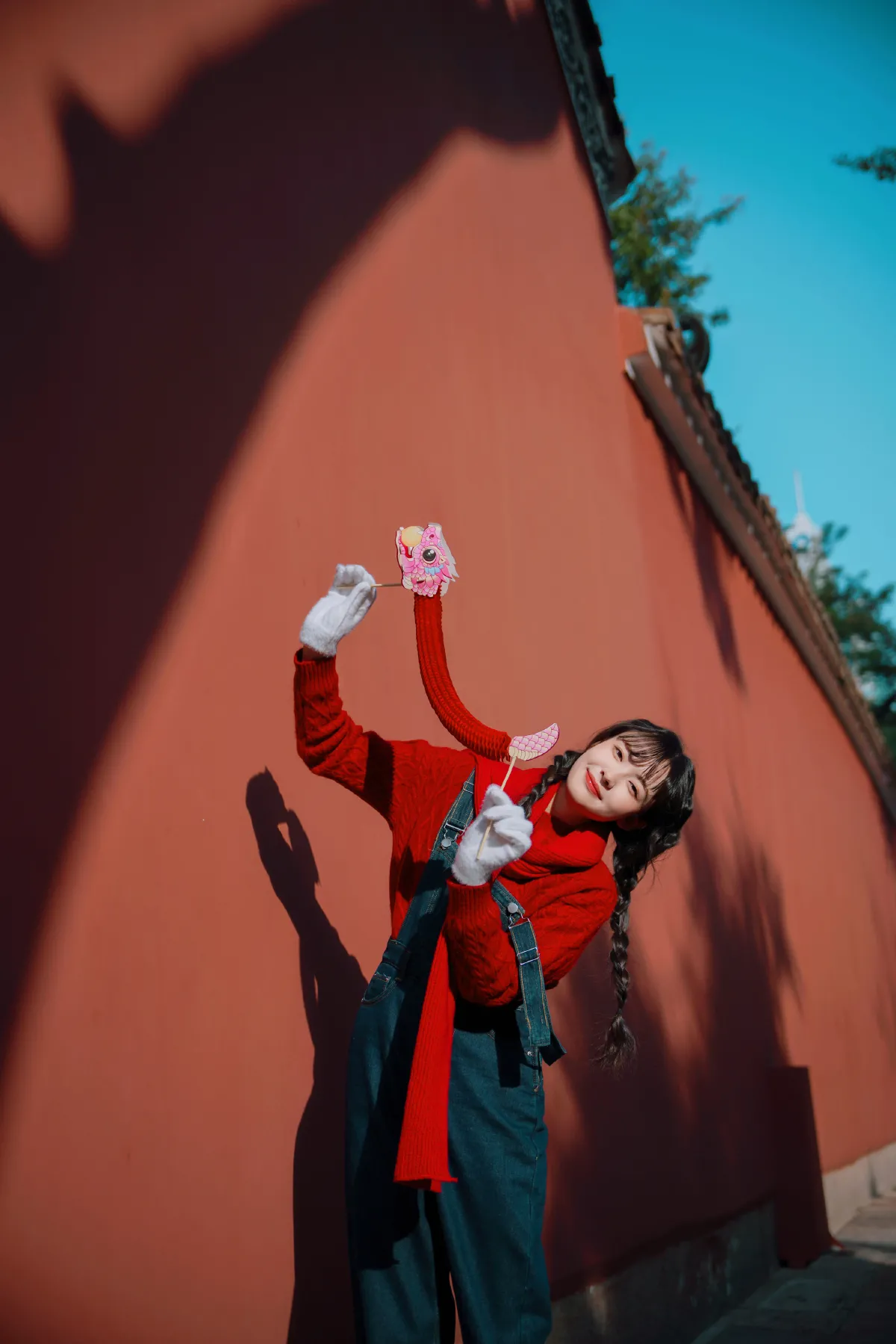 岁华新启，墨韵红墙间的少女绮梦