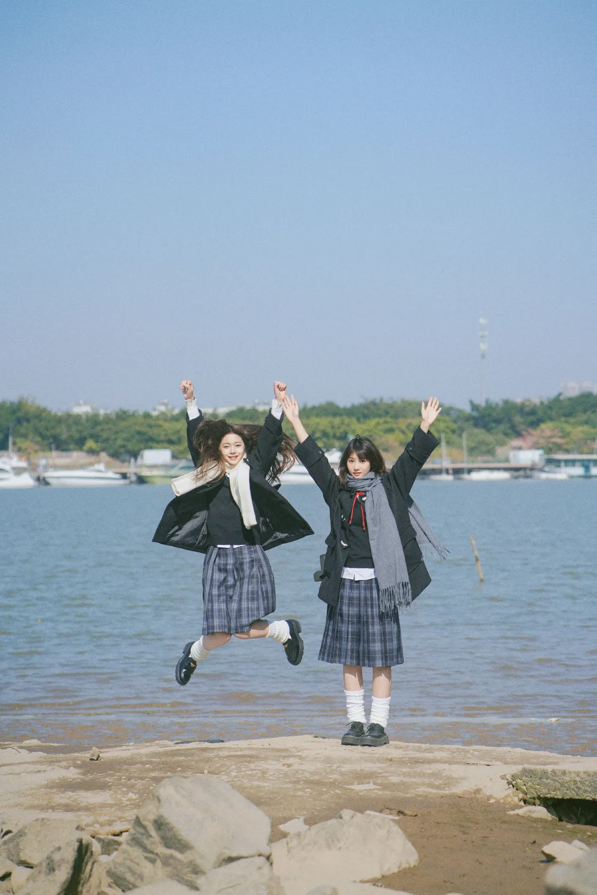 江风轻拂，双生少女的清甜时光