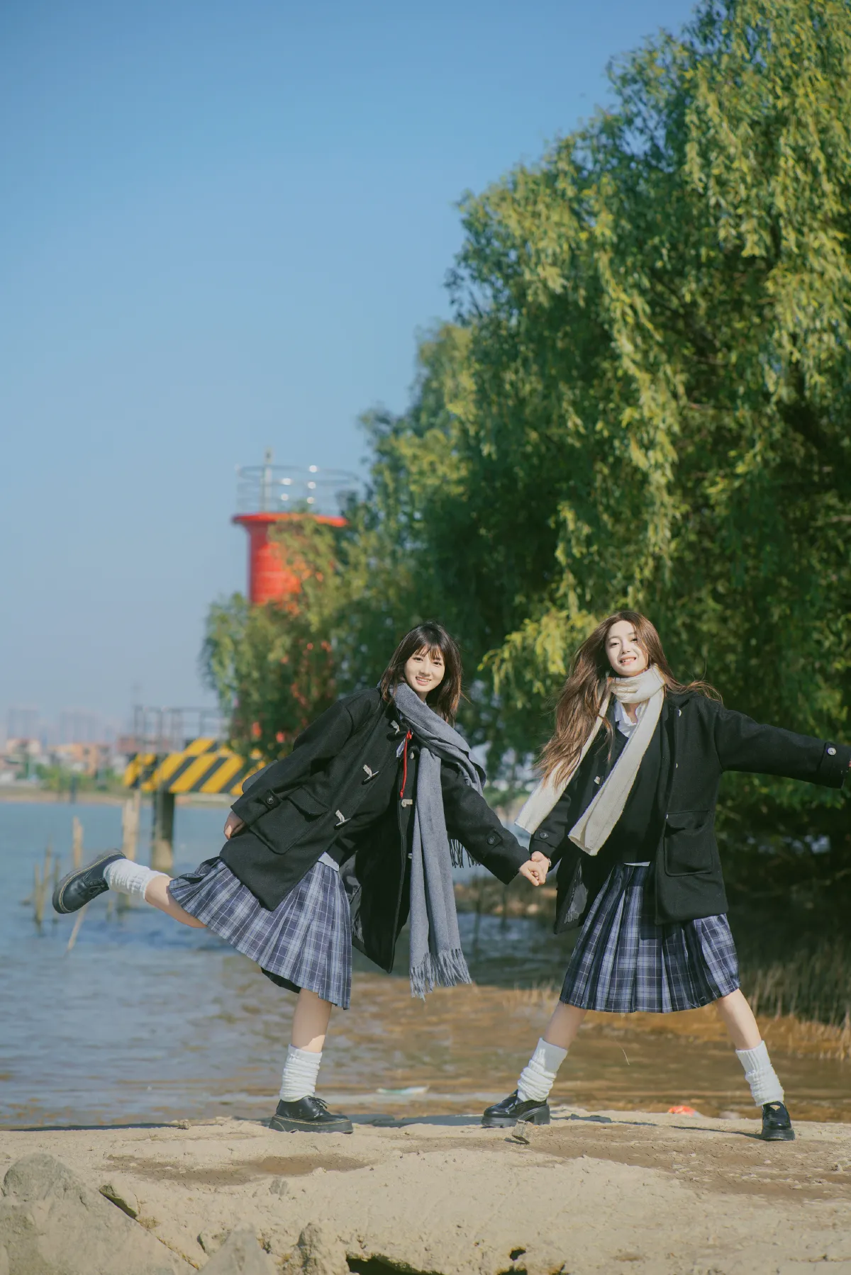 江风轻拂，双生少女的清甜时光