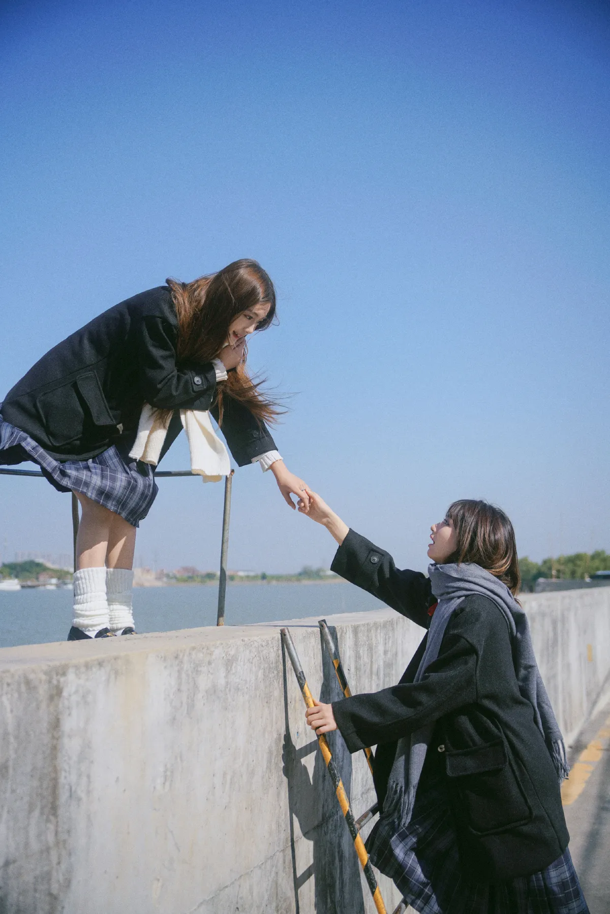 江风轻拂，双生少女的清甜时光