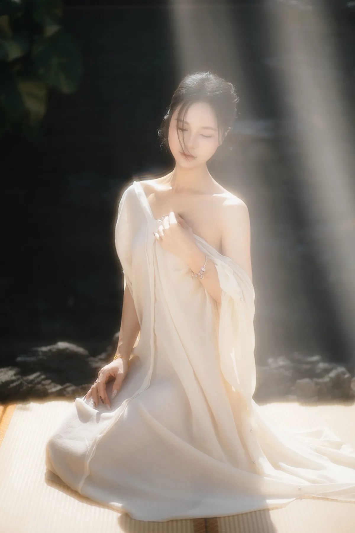 池塘边兮兮的少女1