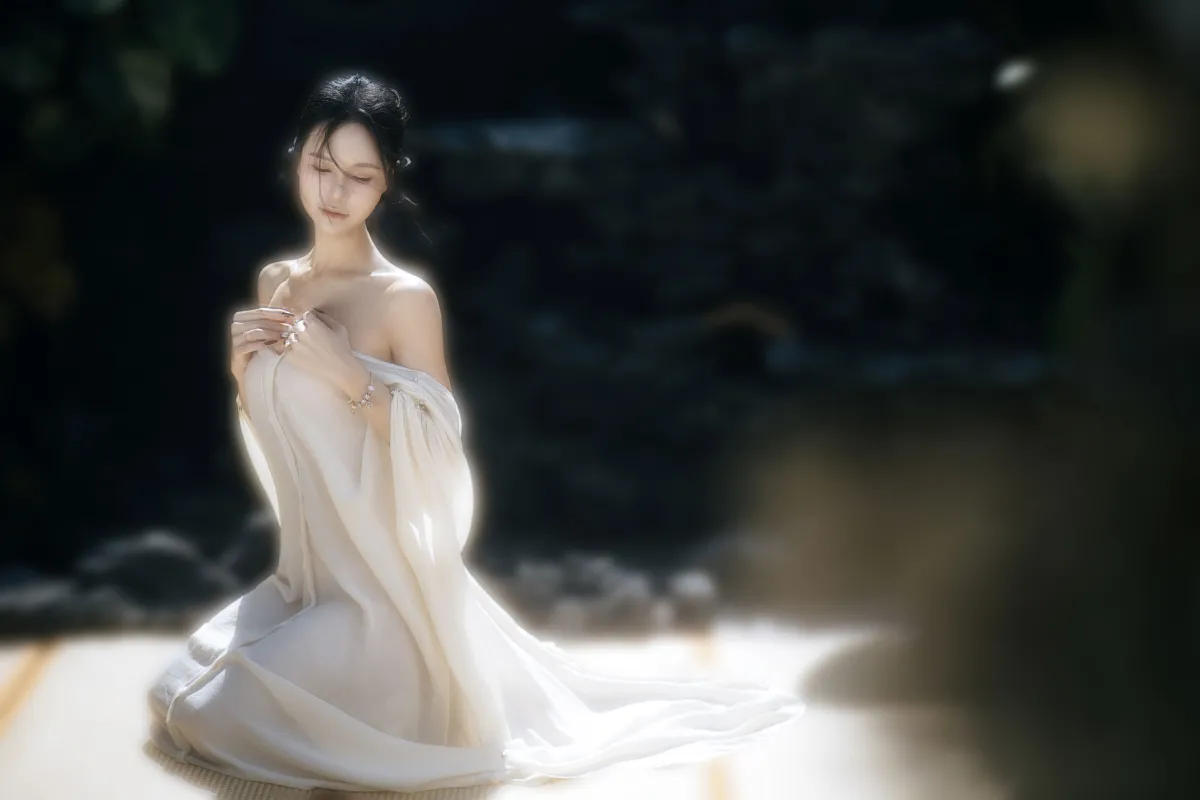 池塘边兮兮的少女2