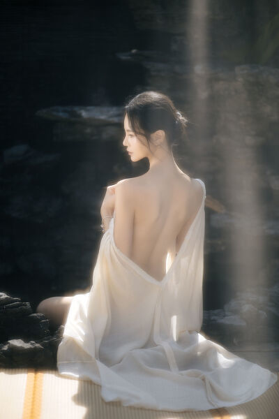 池塘边兮兮的少女