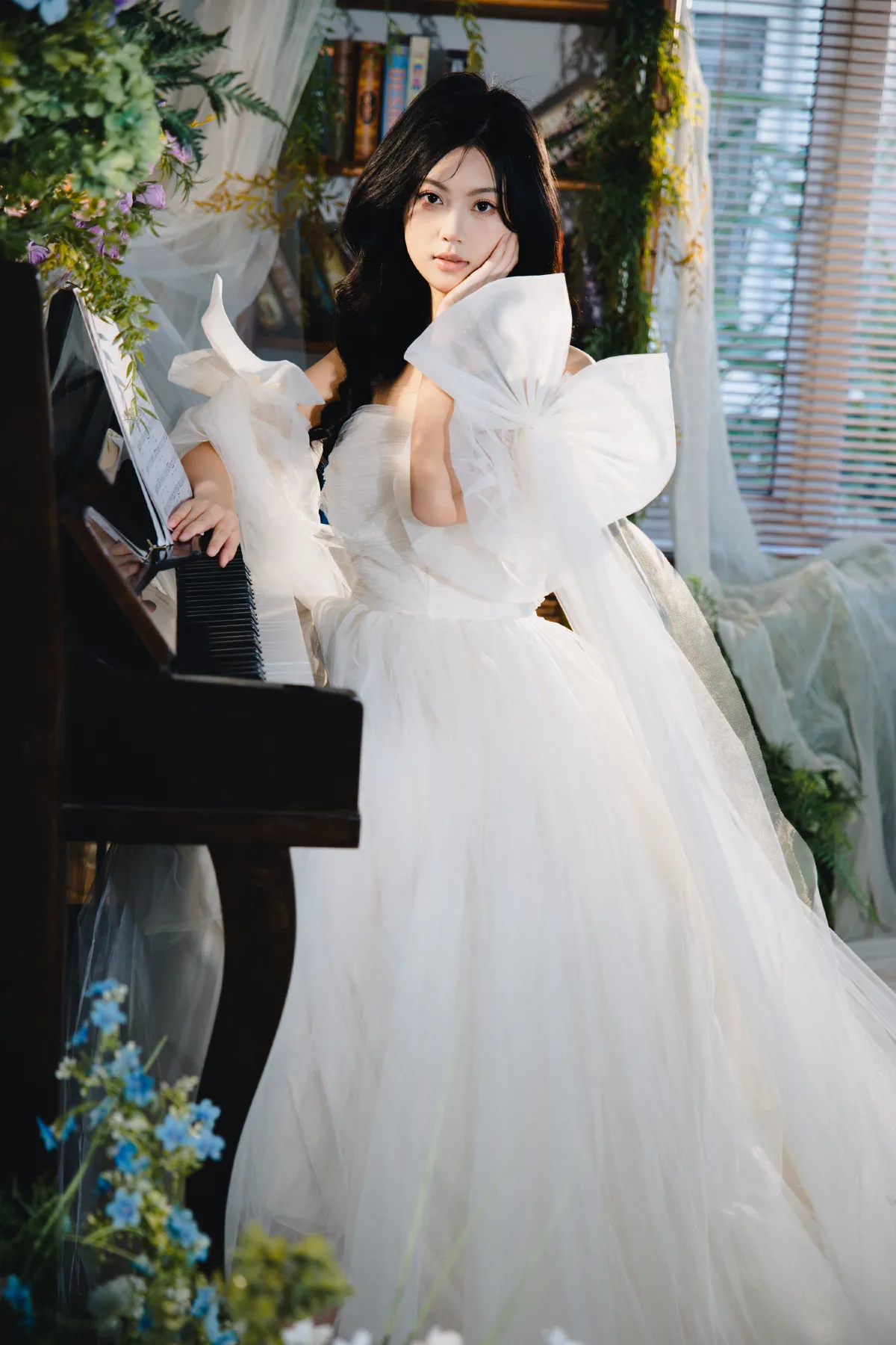 弹奏钢琴的少女