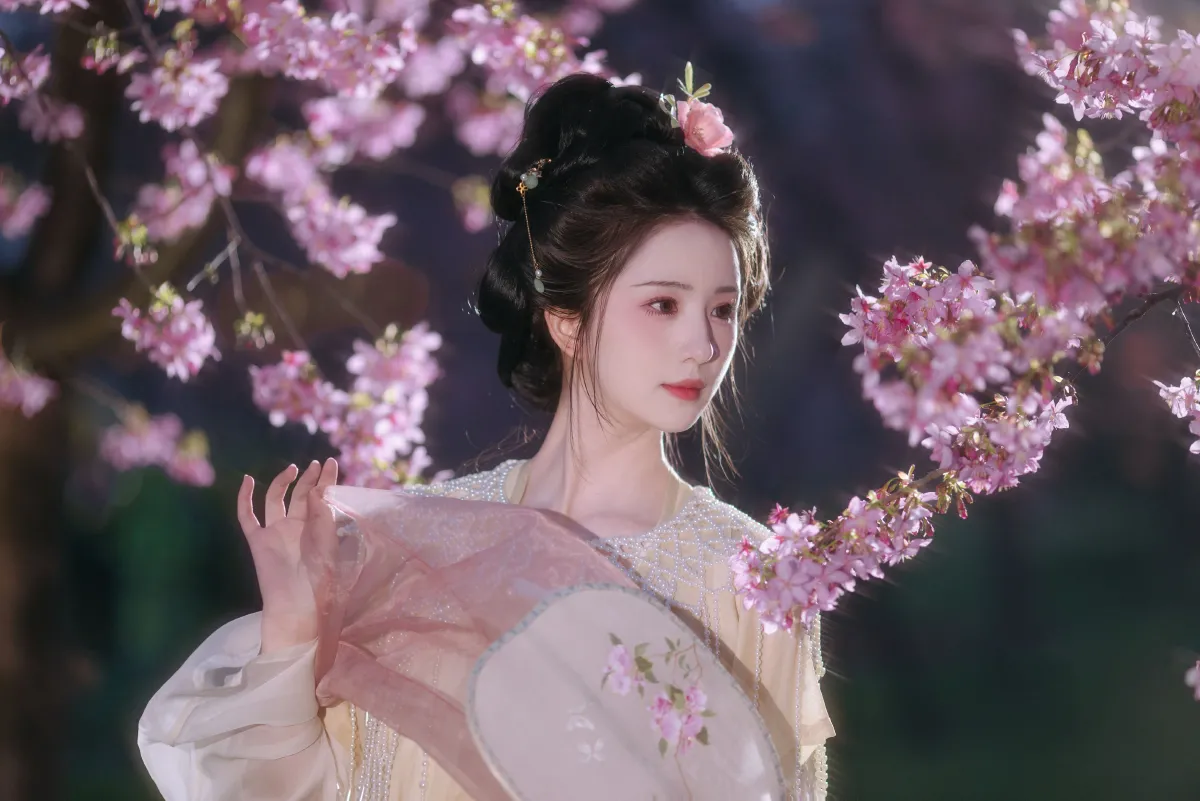 晓山青_弥弥雀《春色如许》美图作品图片2