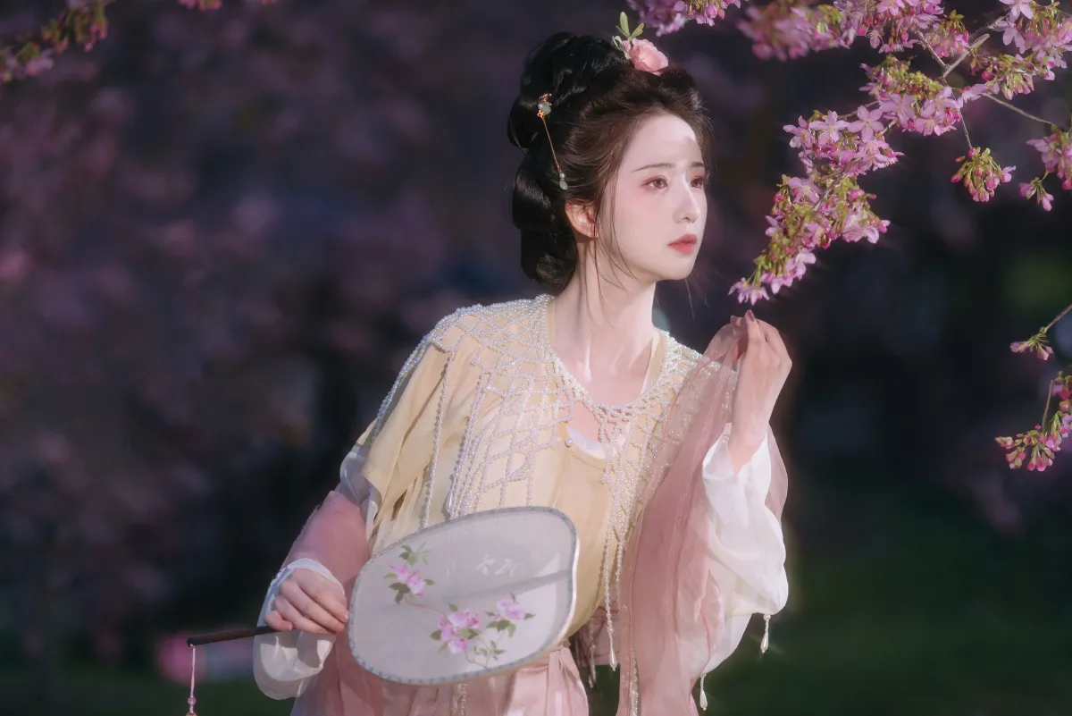 晓山青_弥弥雀《春色如许》美图作品图片3