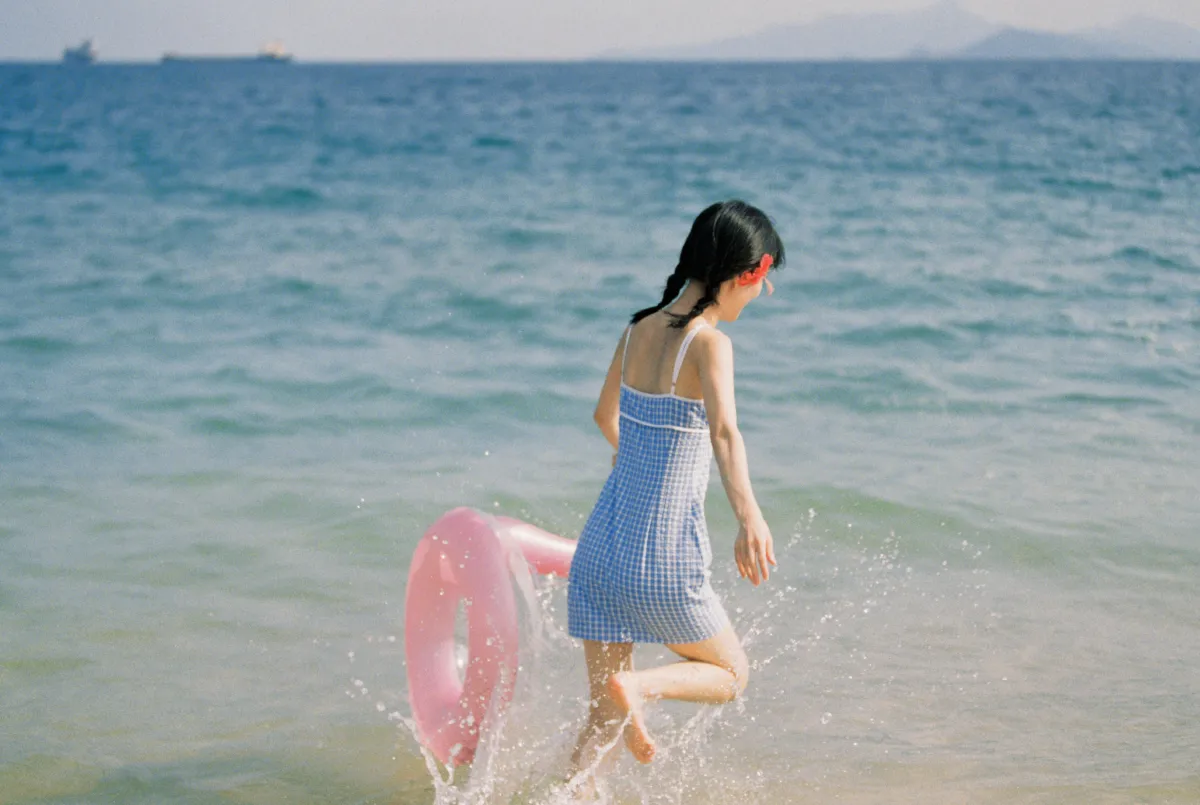 一起去海边游泳吧