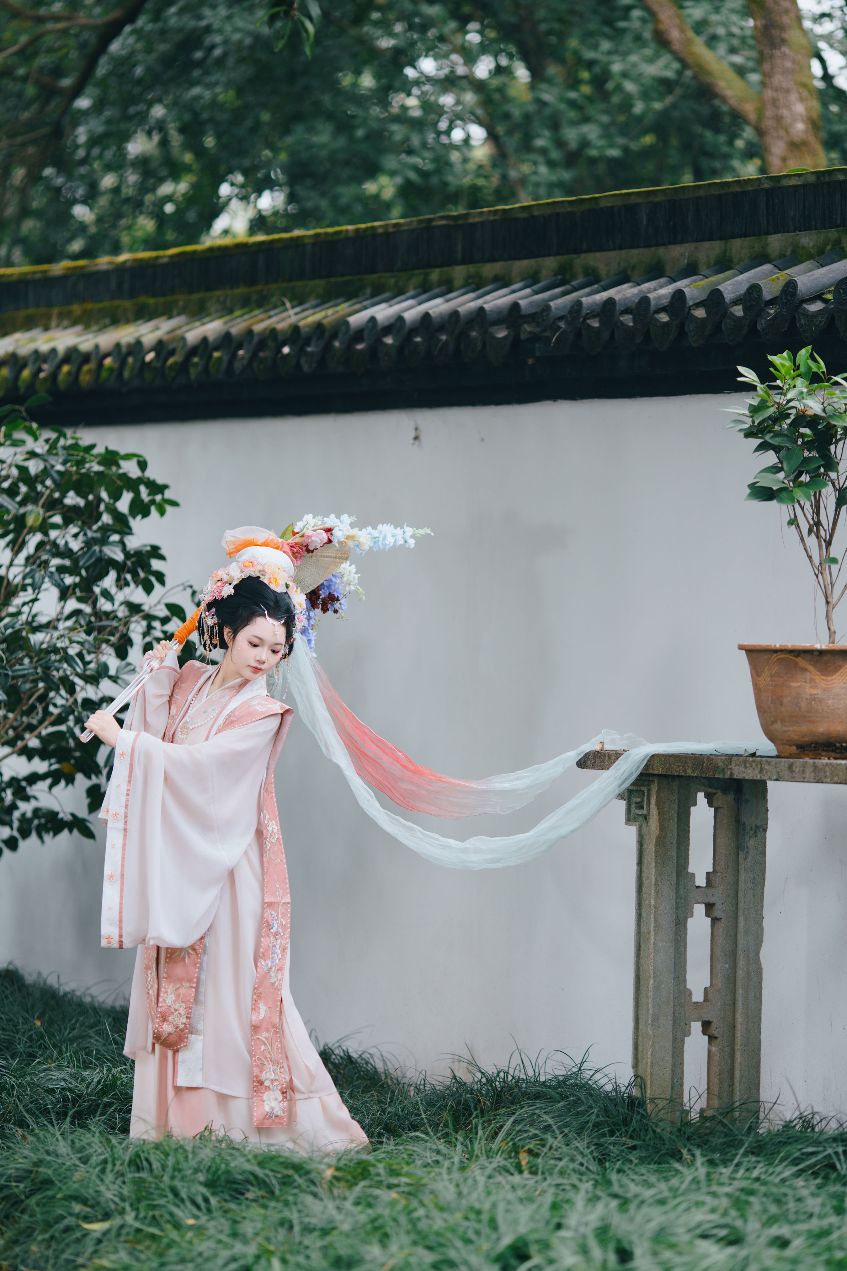 珠光点染三白妆，墨云深处见芳华1