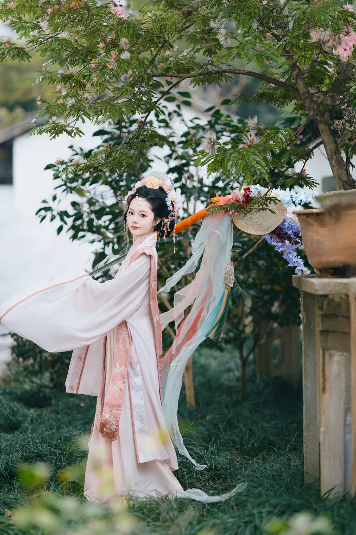 珠光点染三白妆，墨云深处见芳华