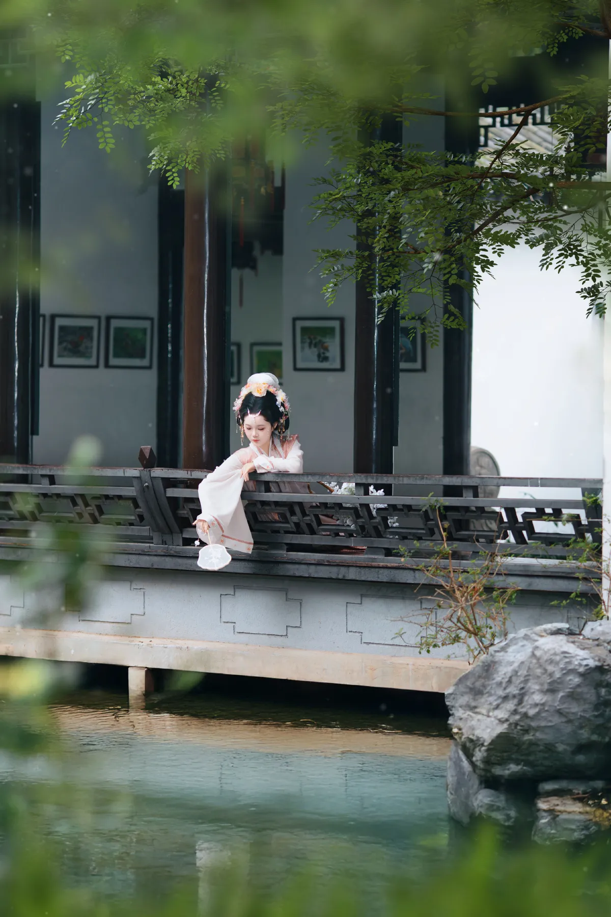 珠光点染三白妆，墨云深处见芳华