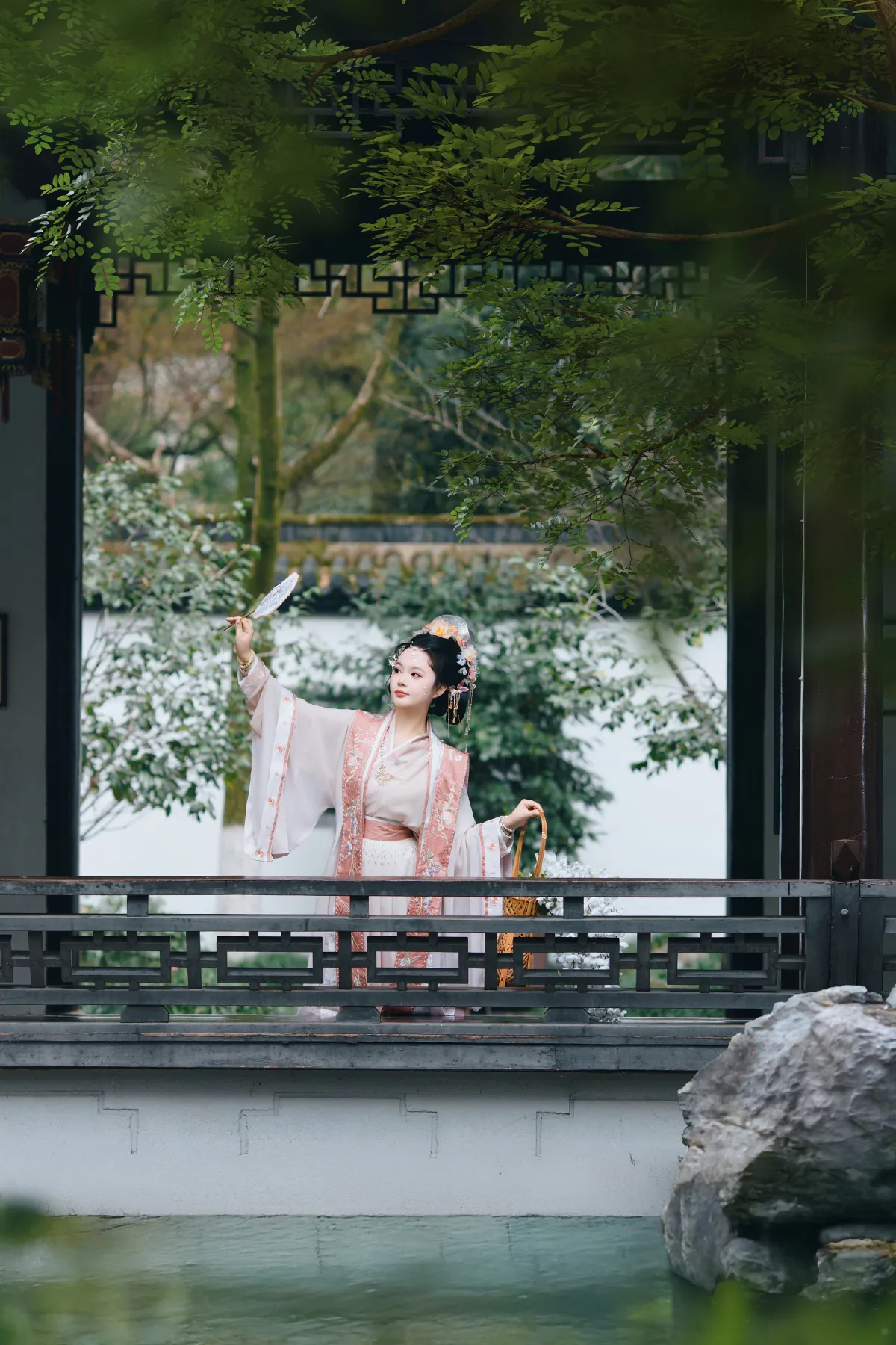 珠光点染三白妆，墨云深处见芳华