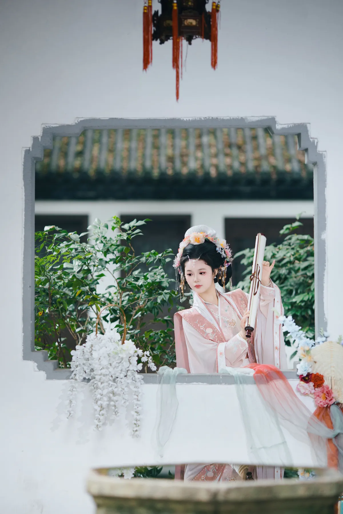 珠光点染三白妆，墨云深处见芳华