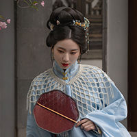 徐浪浪走在马路上